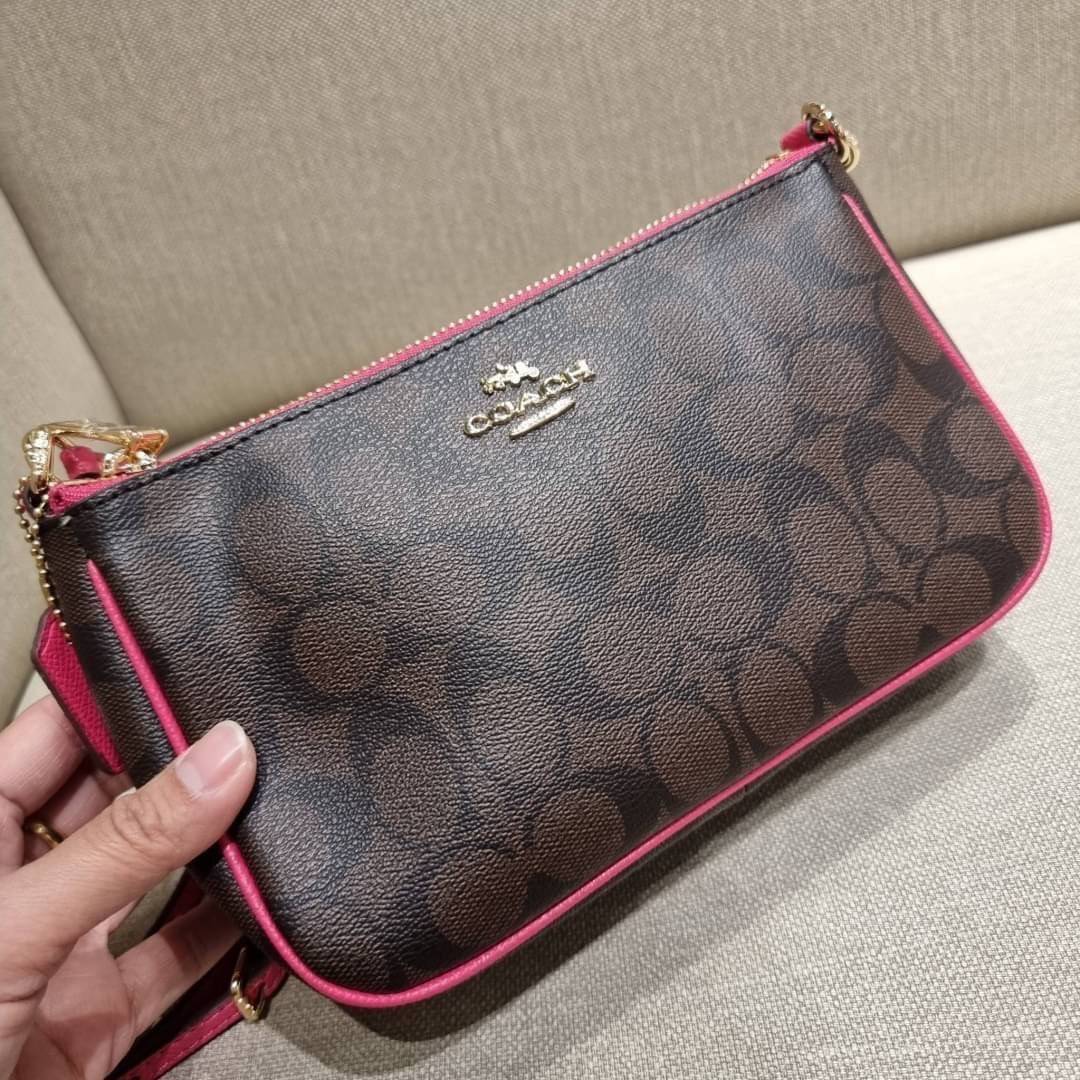 COACH 36674 TOP HANDLE POUCH IN SIGNATURE JACQUARD กระเป๋าทรงพอช ยอดฮิต ยกขึ้นแท่น ด้วยดีไซน์ที่ออกมาให้ใช้งานได้ง่าย ขนาดกำลังเหมาะ วัสดุหนังแคนวาสทนทาน ดีไปหมดขนาดนี้!! คุณลูกค้าถึงสั่งกันรัวๆจริงๆ ภายในโล่งกว้าง ใส่โทรศัพท์ได้ทุกรุ่น มาพร้อมสายคล้องแขน