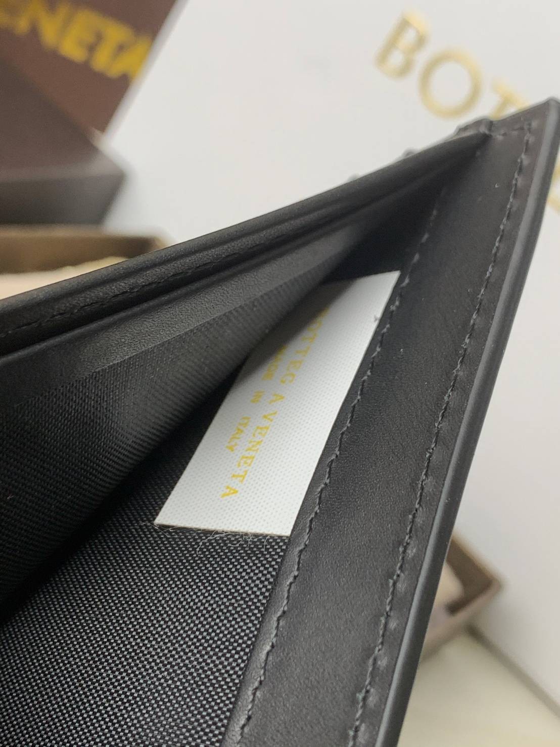 VIP 】BOTTEGA VENATA WALLET กระเป๋าสตางค์ใบสั้นคุณผู้ชาย รุ่นตามหา มาเท่าไหร่ไม่เคยพอเลยค่า เป็นรุ่นคลาสสิกที่หยิบมาใช้งานได้บ่อยที่สุด งานหนังลูกวัวแท้ทั้งใบสวยมากนะคะ ใช้ทนทานได้นานเลยค่ะ ภาพสินค้าถ่ายจากงานขายจริง พร้อมส่งที่ไทยราคาสุดคุ้มห้ามพลาดค่ะ!