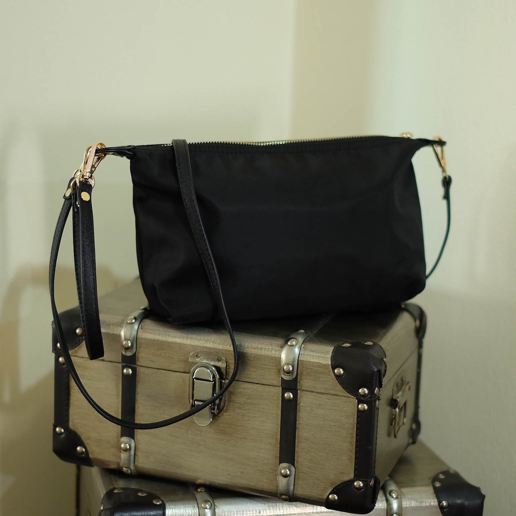 Best seller สินค้าเข้าใหม่ งานพรีเมี่ยมกิ้ฟจากเคาเตอร์ต่างประเทศ กระเป๋า สวยๆ จาก แบรนด์ PRADA เปนกระเป๋า เครื่องสำอางค์ แต่มีสายสะพายยาวให้ 2 สาย เป็นแบบคล้องแขน และสะพายข้างลำตัว เลิศมาก ใช้เป็น shoulder bag ได้เลยค่า หรือ ถือลำลองสวยๆ ก้อเลิศคะ คุ้มมาก