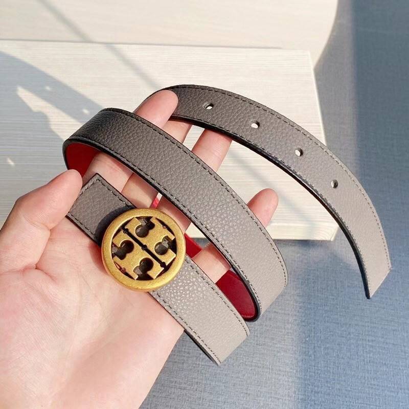 Tory burch reversible leather belt เข็มขัดที่แสนจะธรรมดา ราคาจับต้องได้ แต่คุณภาพคับเส้น เพราะไม่ว่าจะเป็นดีไซน์ที่สวยงามแบบเรียบหรูดูแพง อีกทั้งใช้งานได้ทั้งสองด้าน จึงทำให้ใช้สวมใส่ได้หลากหลายโอกาส