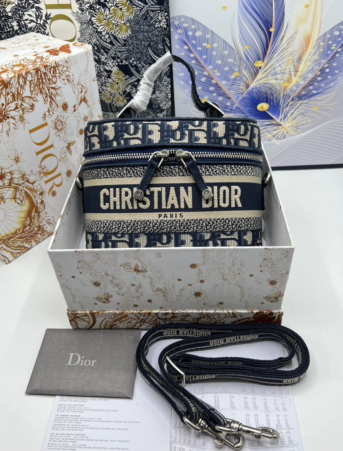 18cm Small DiorTravel Vanity Case กระเป๋าใส่เครื่องสำอาง มาพร้อมกับลวดลาย Oblique ปักอย่างประณีตและประดับด้วยสัญลักษณ์ Christian Dior Paris มาพร้อมสายสะพายและหูจับในตัว ปรับเปลี่ยนใช้งานได้ตามสไตล์