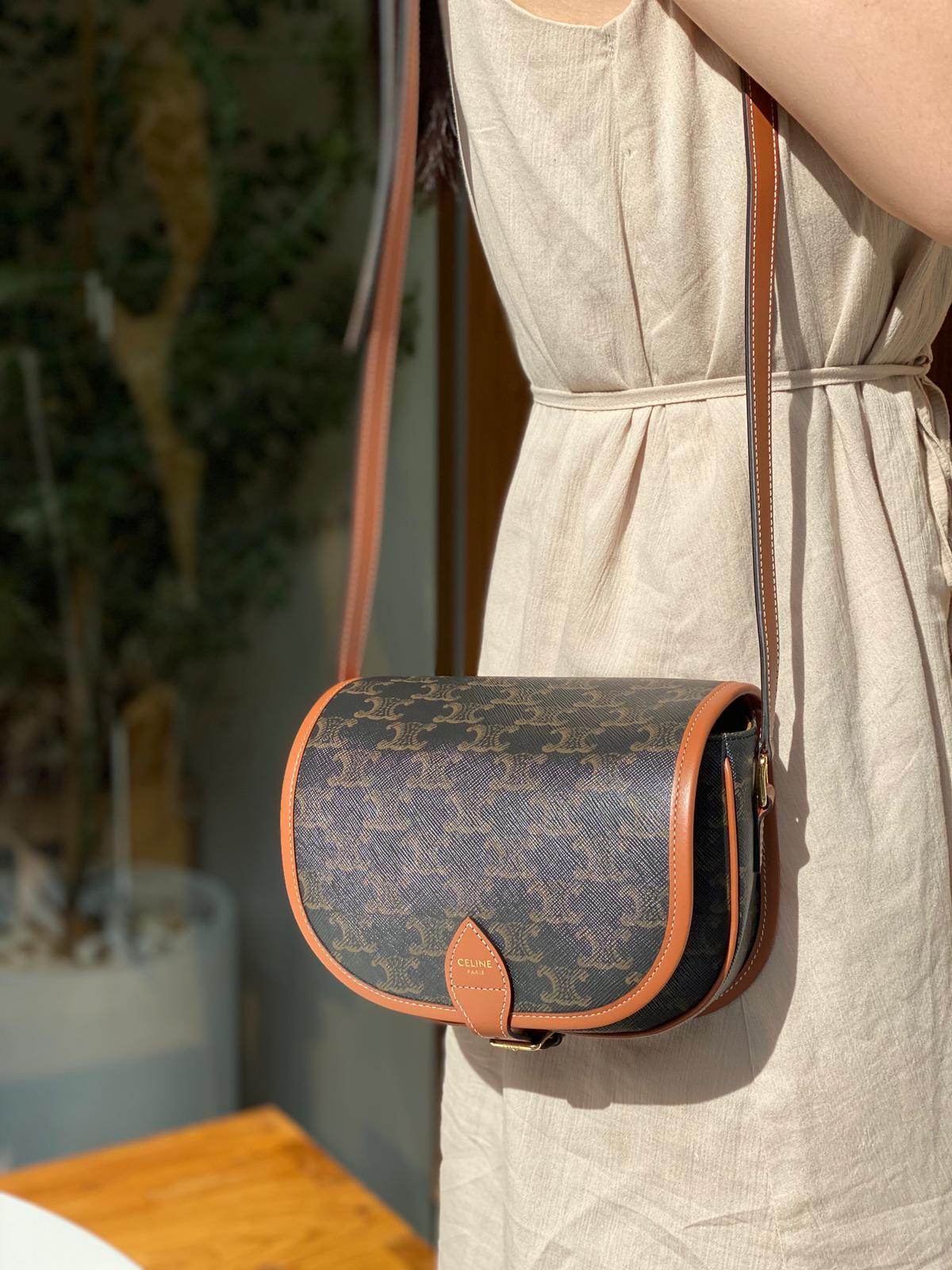 CELINE MEDIUM FOLCO BAG IN TRIOMPHE CANVAS หากใครที่กำลังมองหากระเป๋าสะพายข้าง ขนาดกะทัดรัด และเรียบหรู ต้องใบนี้เลยค่ะ เป็นกระเป๋าเปิดปิดแบบแบบฝาผับที่มีรูปทรงโค้งและที่ล็อกรูปทรงคล้ายเข็มขัด อีกทั้งยังสะท้อนความสวยสไตล์สาวปารีสได้อีกด้วย ด้านในของรุ่นนี