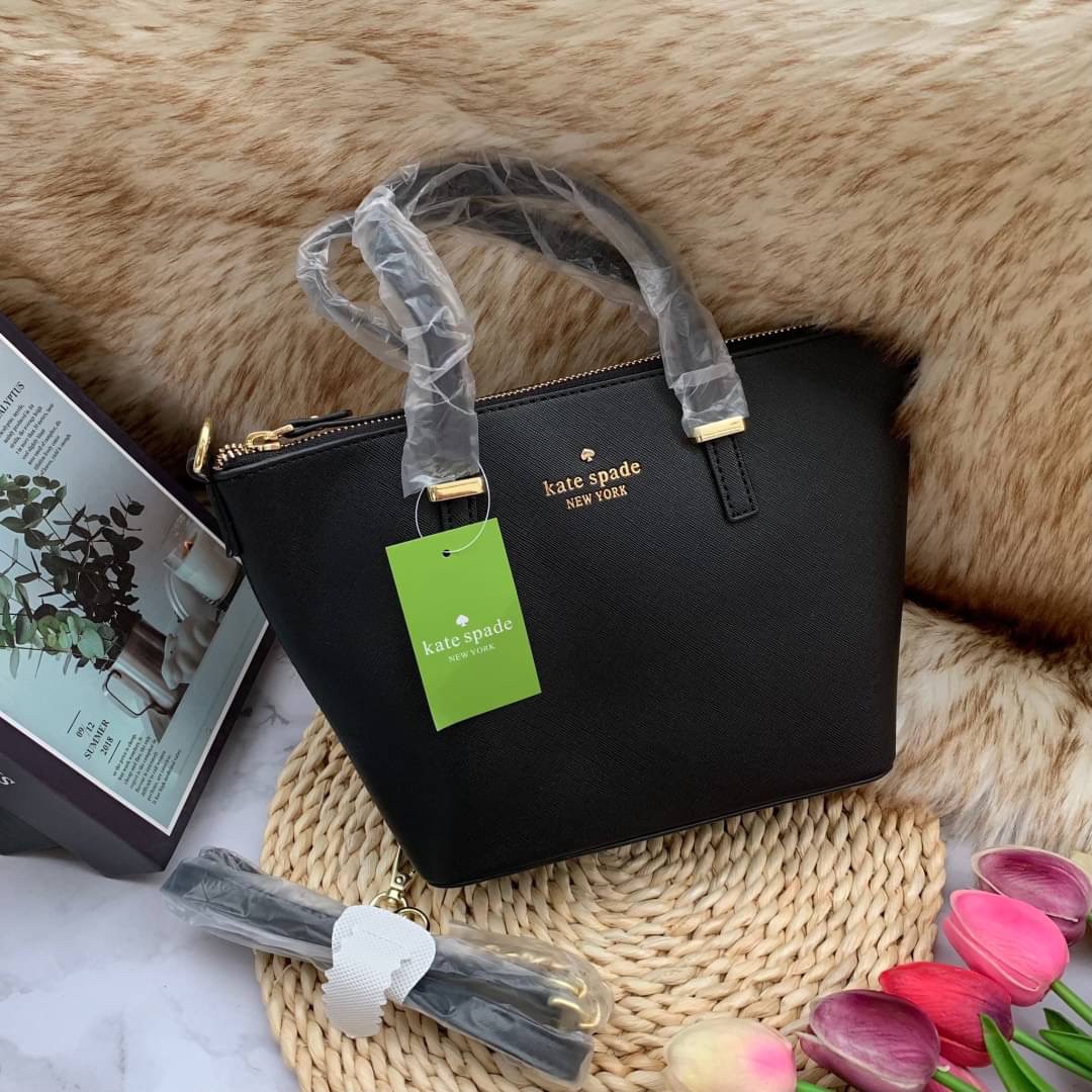 ของแท้ 💯% Kate Spade New York Cross Body Bag กระเป๋าถือหรือสะพาย หนัง Saffiano ภายในมีช่องซิปและช่องเล็ก มีหมุดรองฐานกันรอย 4 มุม อะไหล่ทองทั้งใบ ขนาดกำลังดี ใส่กระเป๋าสตางค์ยาวได้ค่ะ
