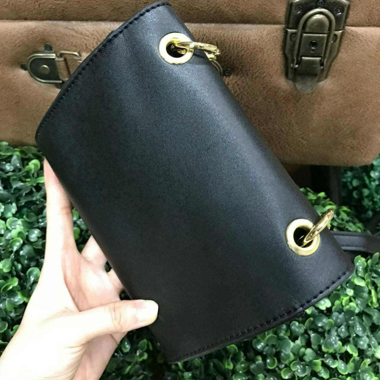 New Arrival! Guess Detail Crossbody Flap Bag Y2019 กระเป๋าสะพายรุ่นใหม่ล่าสุดขนาดมินิกำลังน่ารักวัสดุหนังเรียบอยู่ทรงด้านหน้าประดับโบว์พร้อมโลโก้แบรนด์ดูมีดีเทลเปิดปิดด้วยฝาปิดกระดุมแม่เหล็ก ซับในลายแบรนด์ ภายในมีช่องซิปและช่องเล็กใส่ของสามารถใส่ iphone ไ