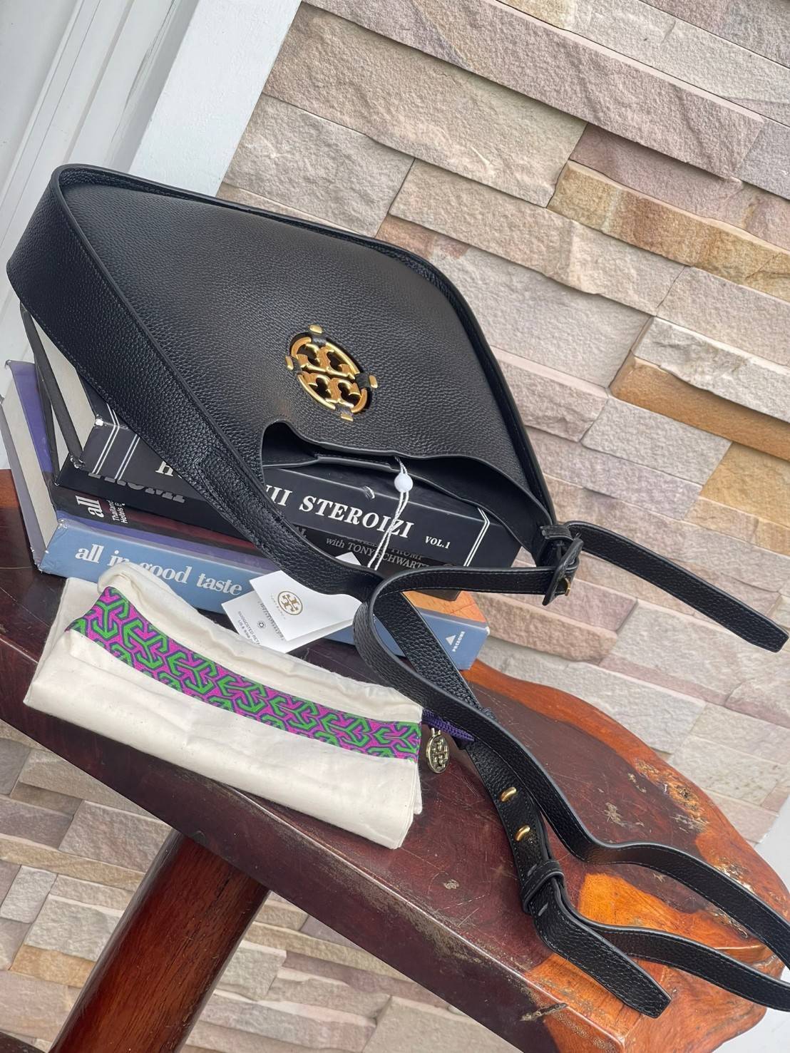 Tory Burch Miller Small Classic Shoulder Bag กระเป๋าที่เป็นได้มากกว่ากระเป๋าสะพายไหล่ โดยทางแบรนด์มีการออกแบบที่การต่อสายให้มาในลุคช์สะพายข้างได้ เป็นเอกลักษณ์ไม่ซ้ำใคร รูปทรงคลาสสิค เปิดปิดด้วยแม่เหล็กเพิ่มความปลอดภัย วัสดุหนังวัวแท้นุ่มต่อผิวสัมผัส มาคู