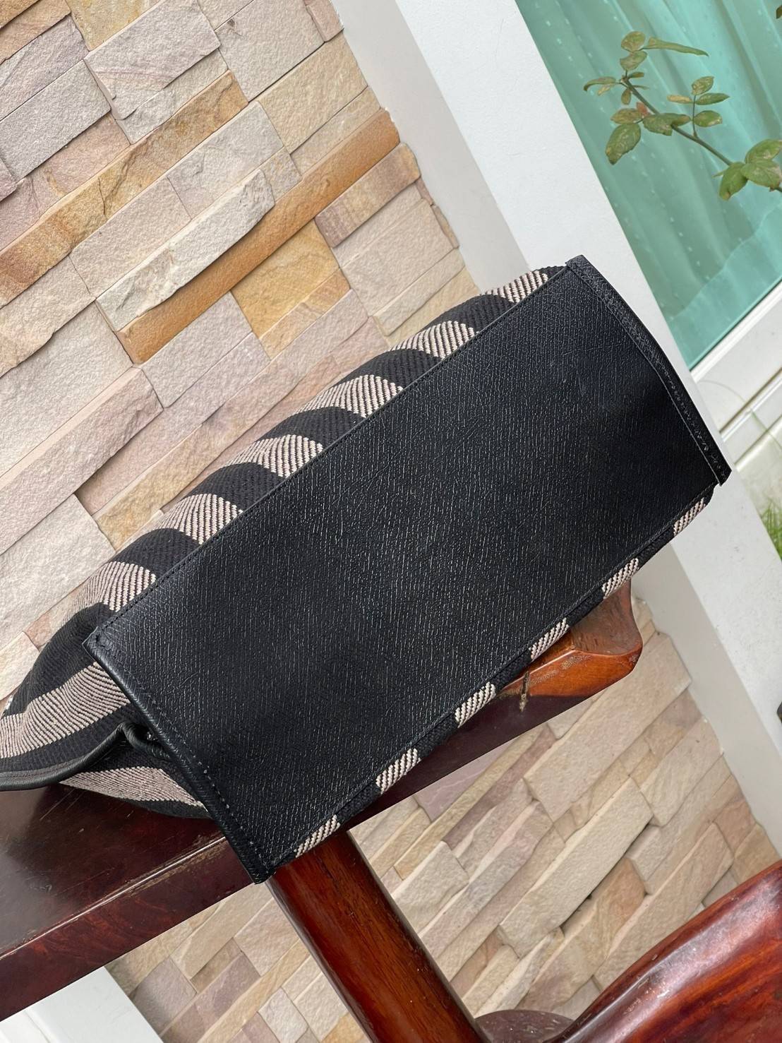 Longchamp Essential Stripes shoulder bag อีกหนึ่งคอลเลคชั่นสำหรับใครที่ต้องการกระเป๋าแบบใช้งานได้ในหลาย ๆ โอกาส การเลือกกระเป๋าขนาดเล็กย่อมไม่สะดวกและไม่ครอบคลุมต่อการใช้สอยอย่างแน่นอน Longchamp รุ่นนี้สามารถตอบโจทย์ ในการใช้งานที่หลากหลายขึ้น เพราะบางครั