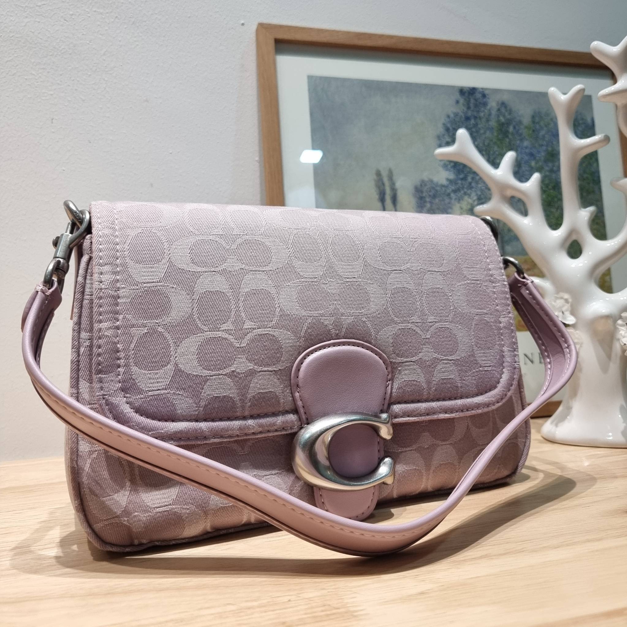 COACH CJ854 SOFT TABBY SHOULDER BAG IN SIGNATURE DENIM ฉุดไม่อยู่แล้วจริงๆกับไอเท็มนี้ ที่ร้อนแรงแบบปังๆไปเลย!! กระเป๋าสะพายไหล่/สะพายข้าง ดีไซน์วินเทจย้อนยุค สวยคมชัด คลาสสิคใช้ได้ทุกลุค