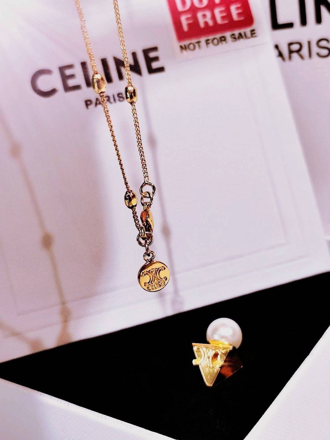 CELINE NECKLACE VIP สร้อยคอพร้อมจี้ดีไซน์สุดหรูคลาสสิคหายากชวนสะสมไอเท็มแบบนี้นานๆจะหลุดมาให้ช้อปจะซื้อใช้เองหรือมอบเป็นของขวัญก็เลิศหรูดูดี สินค้ามาพร้อม Original Package ถุงผ้ากำมะหยี่แบรนด์ กล่องและถุงกระดาษแบรนด์ Dutyfree ห้ามพลาดค่ะ!