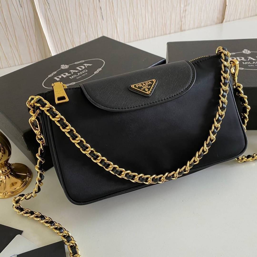 PRADA Tessuto Nylon Convertible Clutch Sling Bag / PRADA nylon crossbody bag เกรดใช้สลับใบจริง หนังแท้ ออริจินอล ใช้งานต่างประเทศได้ รุ่นในตำนานจริงๆ ค่ะ ณ ปัจจุบันยังสวยอยู่ และยังเป็นรุ่นนี้ลูกค้าเรียกร้องตลอดจริงๆ อะไหล่ โซ่เงาสวย
