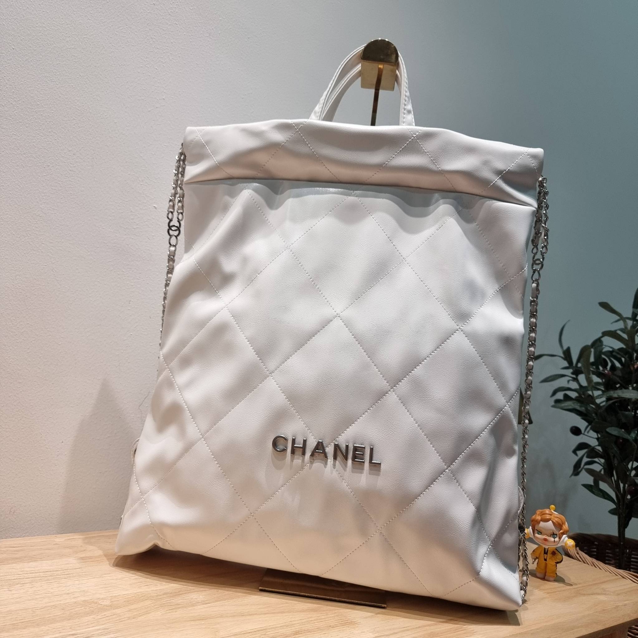 Chanel 22 large backpack เกินต้านที่สุดกับไอเท็มนี้ ที่รอบนี้จัดหนักให้ไปเลยกับไซส์ใหญ่สุด กระเป๋าทรงแบคแพค สะดวกใช้งานมากๆ