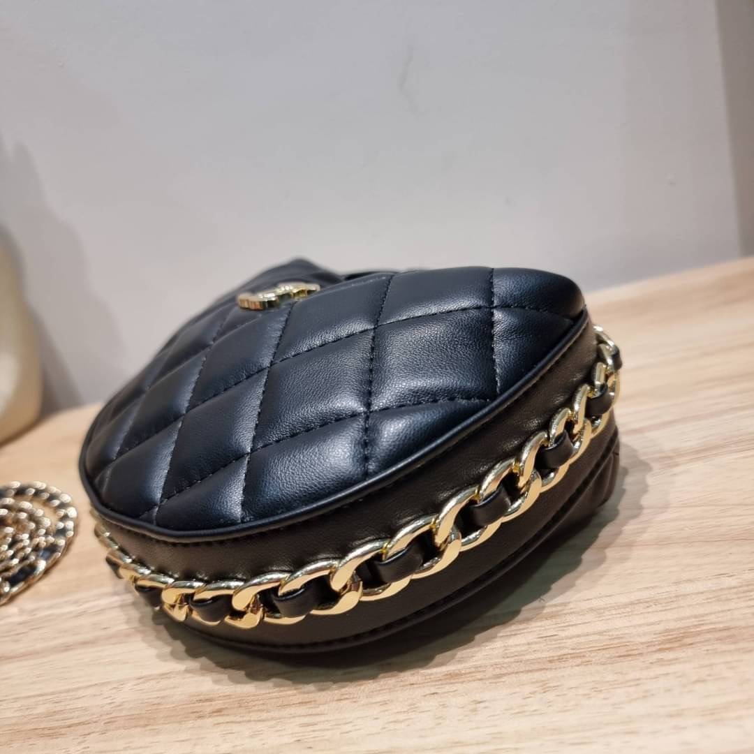 Chanel Pouch Hot item 2023 กระเป๋าสะพายกึ่งพอช ใบเล็กน่ารักน่าใช้ ถือไปไหนก็อัพลุคปัง วัสดุหนังแกะ สัมผัสนิ่มมือ หูจับในตัว ปรับได้อีกเล็กน้อย มาพร้อมสายสะพายโซ่