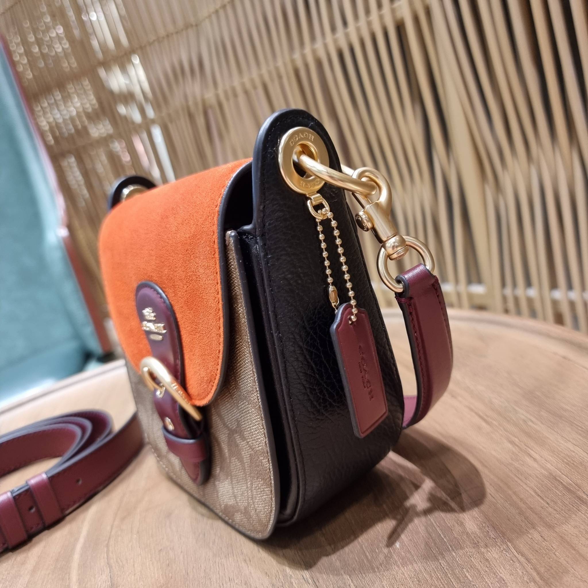 COACH C5691 KLEO SHOULDER BAG 17 IN SIGNATURE CANVAS ใหม่สุด!! สวยหรูไม่มีใครเกิน!! กระเป๋าสะพายสวยครบสูตร แค่เห็นก็ปิ๊ง!!วัสดุหนังแคนวาสสลับหนังแท้ ลงตัวที่หนึ่ง เปิด-ปิดด้วยสายคาดแม่เหล็กในตัว โดดเด่นมากๆ ภายในเป็นช่องโล่ง มีสายสะพายมาให้ถึง 2 แบบ สายคล