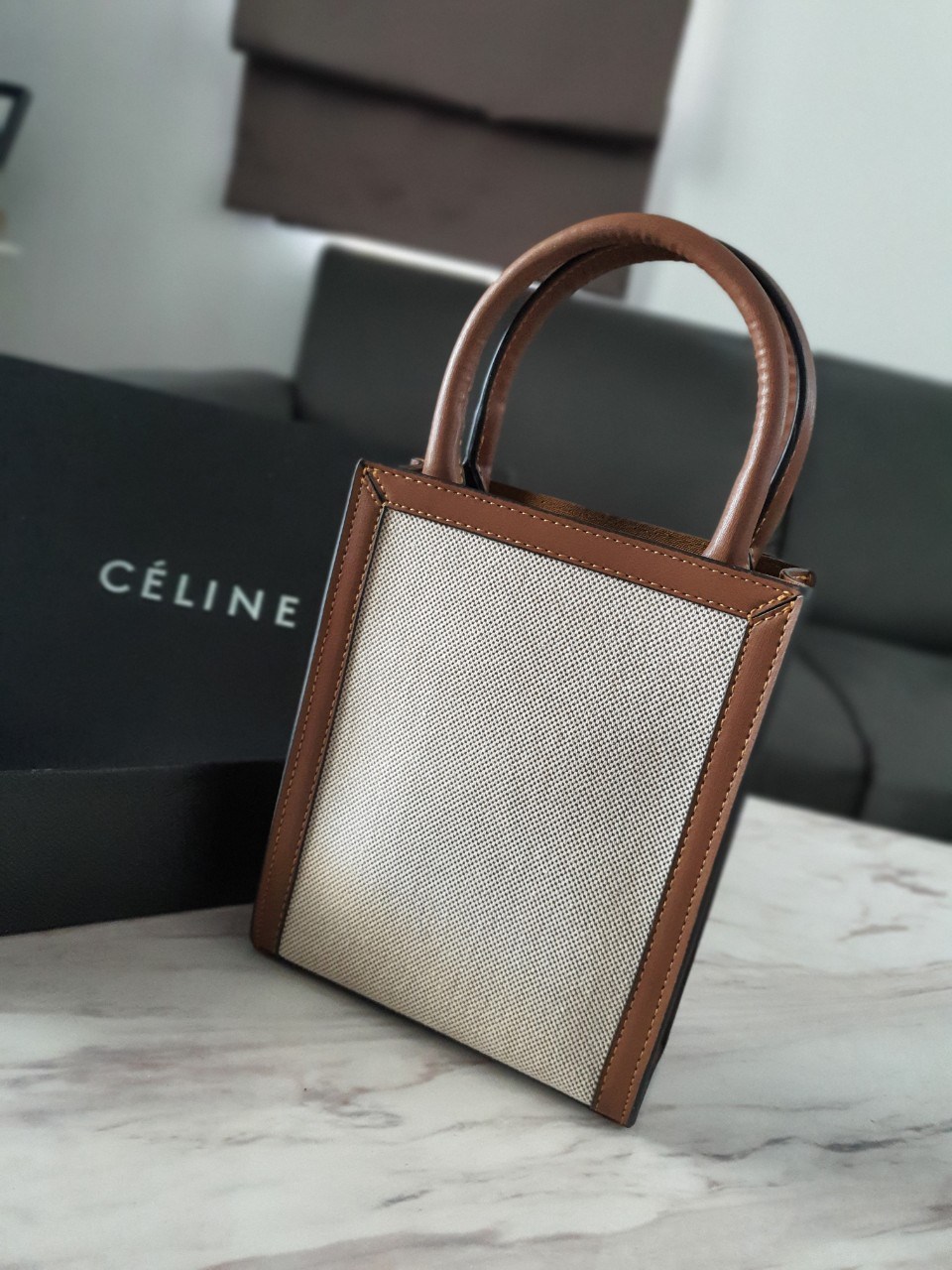 พรีเมี่ยมกิ๊ฟแท้ 100% 】CELINE HAND CARRY AND CROSSBODY BAG VIP GIFT WITH PURCHASE (GWP) พรีเมี่ยมกิ๊ฟ Limited จาก CELINE HAUTE PARFUME DUTYFREE COUNTER วัสดุ CANVAS ตัดหนังแท้