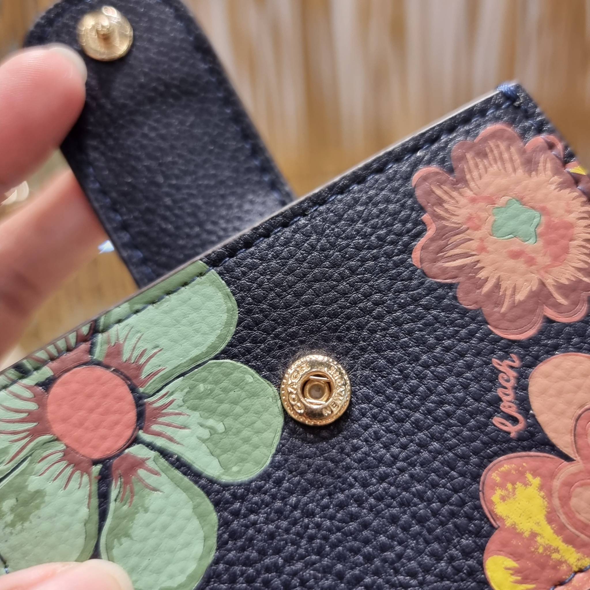 COACH C8325 ACCORDION CARD CASE WITH DREAMY LAND FLORAL PRINT ไอเท็มที่ทำใจฟูจัดเลยจ้า กับกระเป๋าถนอมบัตร ที่สาวๆตามหา ดีไซน์ลวดลายน่ารักมากๆ ขนาดกะทัดรัด พกพาสะดวก วัสดุหนัง pepble ภายในเป็นช่องใส่บัตรได้หลายใบ เหมาะมากสำหรับใครที่มองหากระเป๋าแบ่งสัดส่วน