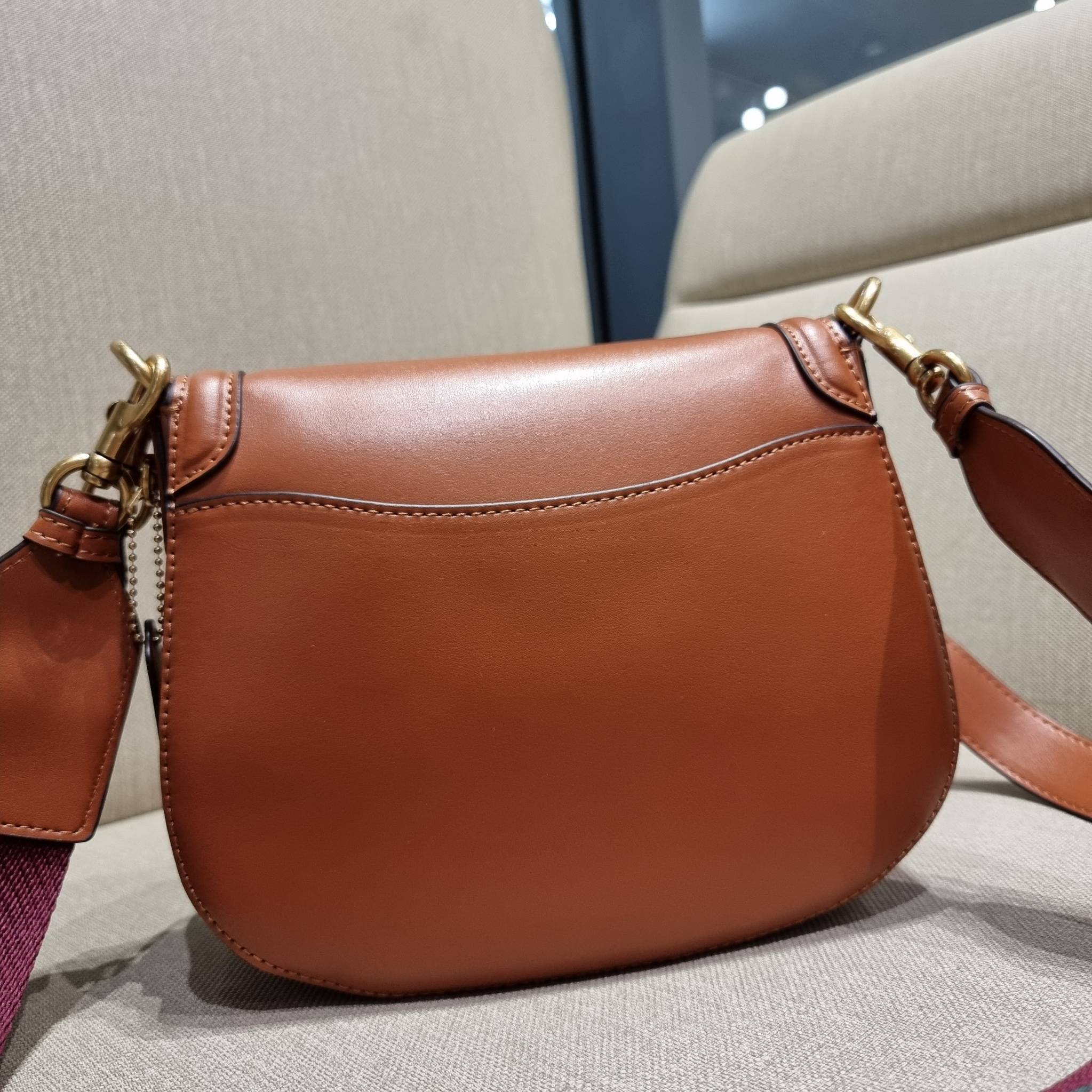 COACH C0749 BEAT SADDLE BAG The best item! ที่สาวๆรอคอย! ฮอตไฟลุก! สีหายาก ละมุนคุณหนู คอลเลคชั่นใหม่ ดีไซน์หรูหรา พิเศษมากๆมาพร้อมสายสะพาย 2 เส้น ใช้คู่กันหรือแยกสะพายก็สวยครบสูตร กระเป๋าสะพายทรง saddle คลาสสิค วัสดุหนัง glove-tanned ทนทาน เปิด-ปิดด้วยกร