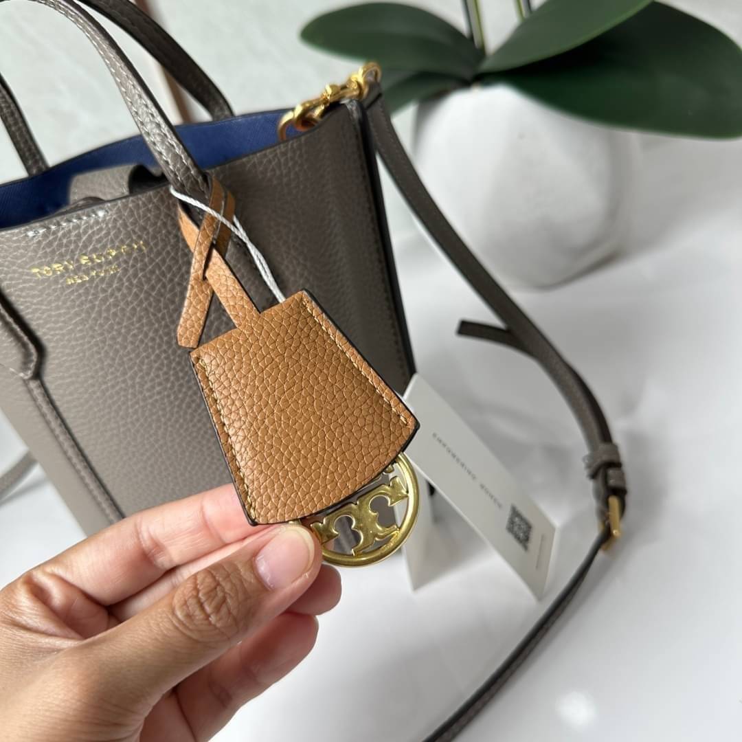 TORY BURCH MINI PERRY TOTE / TORY TOTE BAG / TORY BAG พร้อมส่ง 3 สี กระเป๋าแบบมินิมอลในรูปทรงใหม่ที่คล่องตัว ใส่มือถือได้ทุกรุ่น