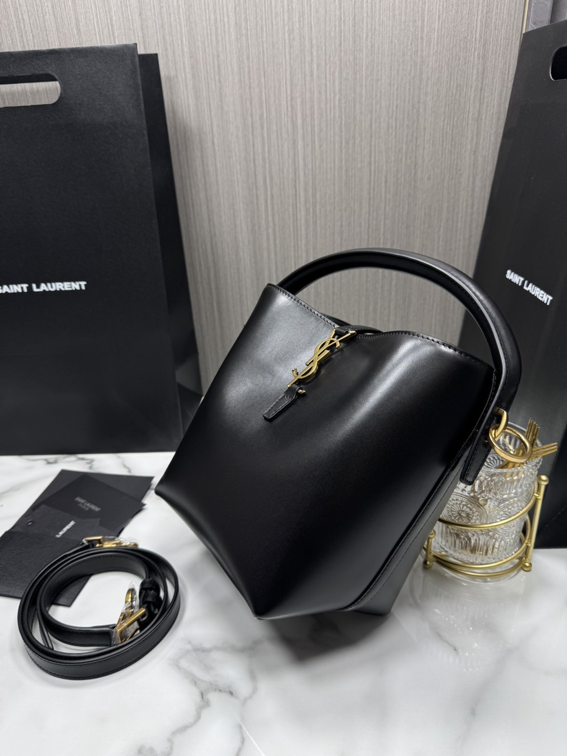 TOP ORI หนังแท้ | YSL Le 37 in shiny leather bag / YSL Bucket Bag กระเป๋าสะพายทรงทรงถัง โดดเด่นด้วยตัวปิดแบบตะขอ Cassandre พร้อมหูจับด้านบน และสายสะพายไหล่แบบปรับได้และถอดออกได้