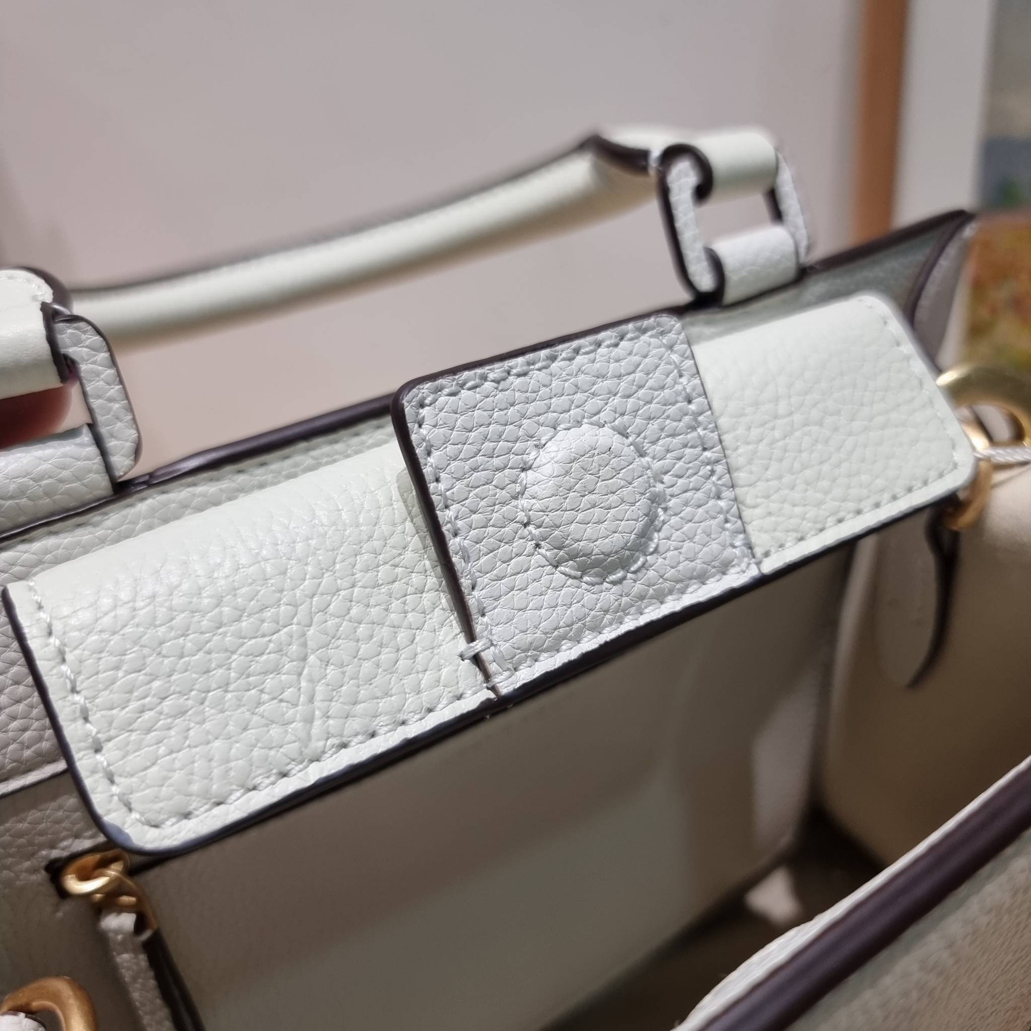 TORY BURCH MILLER TOP HANDLE SATCHEL ใหม่ล่าสุด กับกระเป๋าสะพายรุ่นยอดนิยม ที่มาในดีไซน์ top handle ให้สะดวกใช้ได้มากขึ้นด้วยหูจับในตัว โดดเด่นด้วยโลโก้สีทอง ด้านหน้าและด้านหลังมีช่องเปิดเก็บของได้