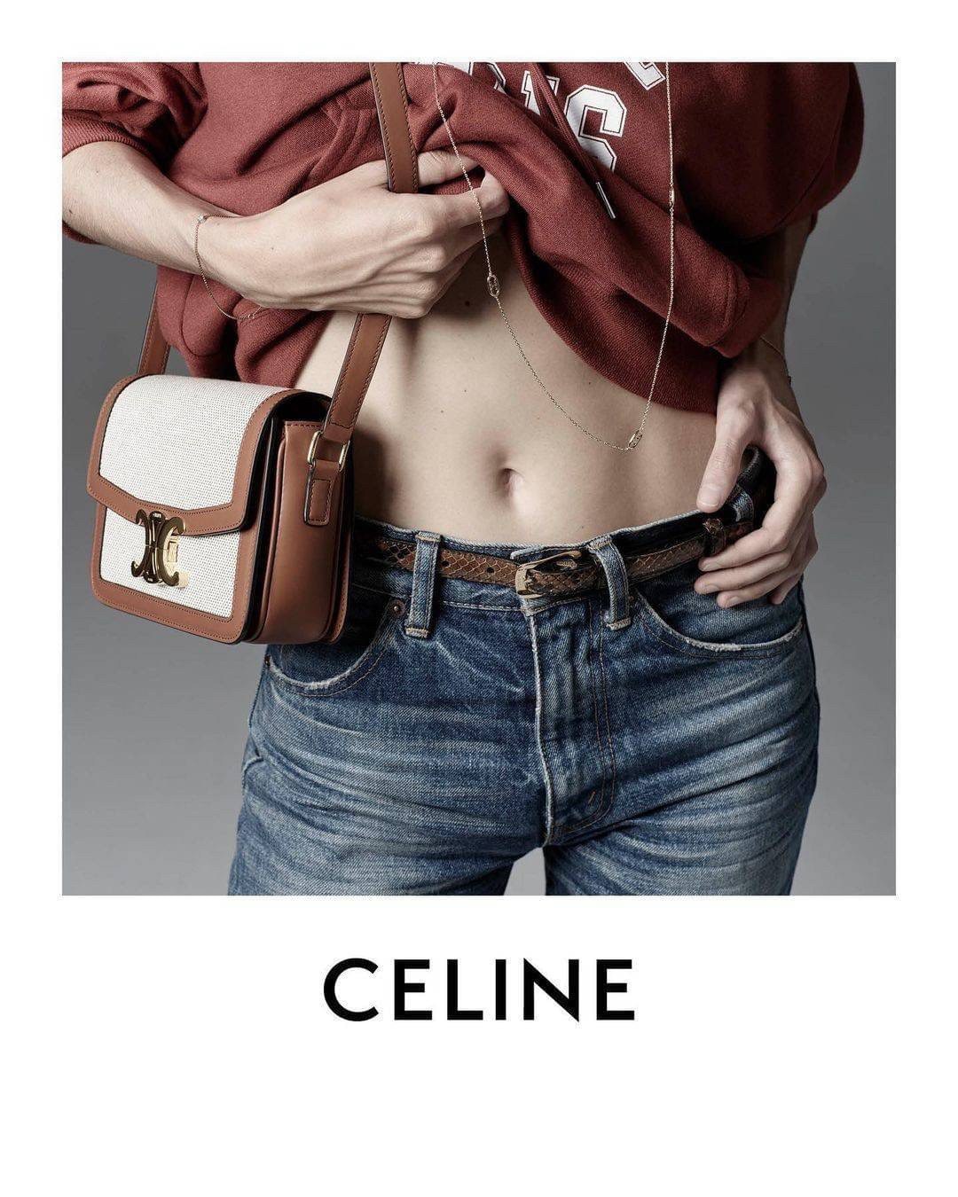 พร้อมส่งรุ่นขายดี!! CELINE CROSSBODY VIP GIFT WITH PURCHASE GWP กระเป๋าพรีเมี่ยมกิ๊ฟ Limited จาก PARFUME DUTYFREE COUNTER สวยอยู่ทรงเปิดปิดด้วยตัวล้อคด้านหน้า ภายในมีช่องใส่ของหลัก พร้อมช่องซิป ใส่กระเป๋าสตางค์กลาง + มือถือได้ ทรงนี้กำลังมาแรงมาก แมชต์ลุค