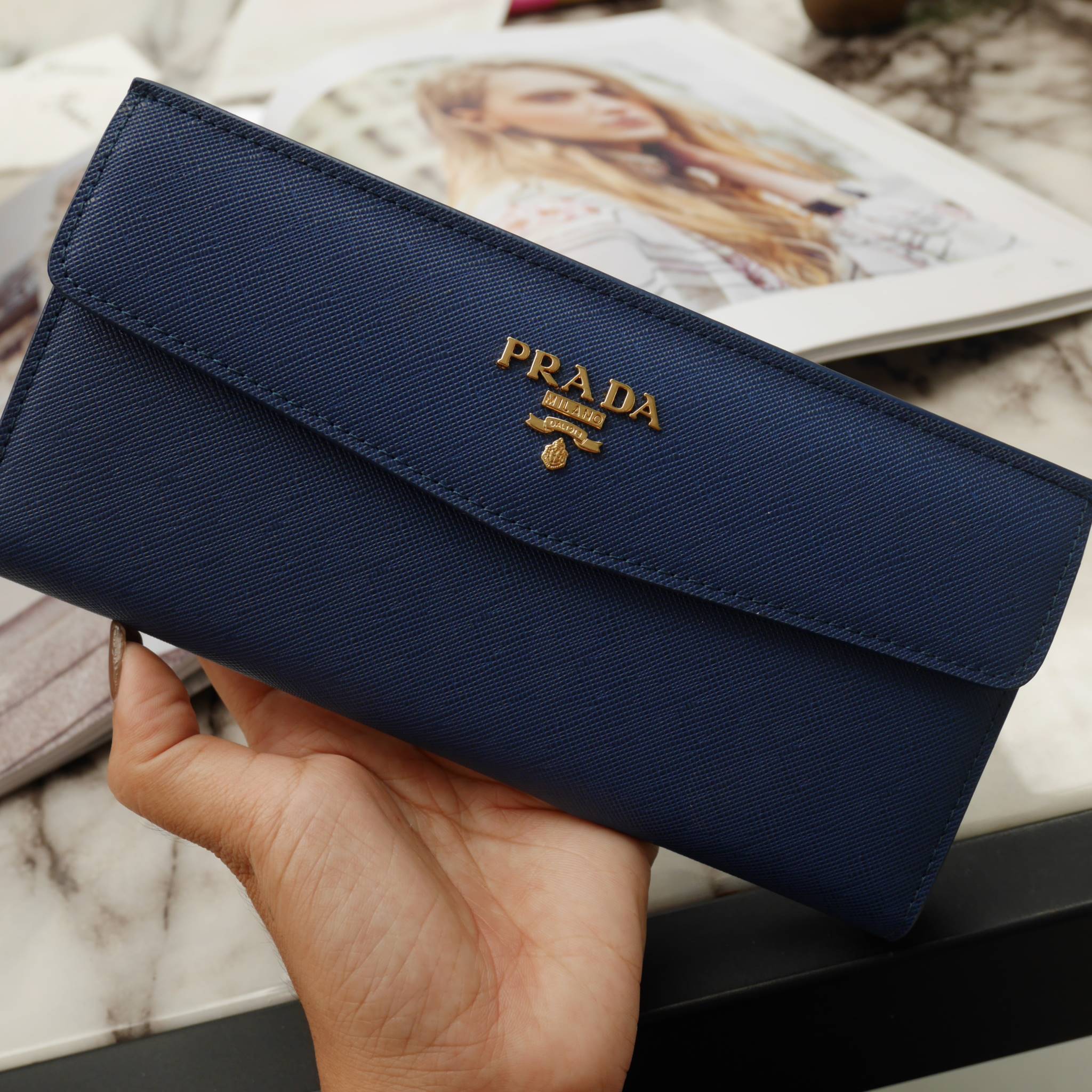 พิเศษ อุปกรณ์ครบset ค้า Best Seller~~ กระเป๋าสตางค์ยาว **ทรงหรู จากงานพรีเมี่ยมกิ้ฟ จากเคาเตอร์ต่างประเทศ จากแบรนด์ PRADA ลายหนัง saffiano ของแท้ 100% มีช่องใส่บัตร ถึง 12 ช่อง และช่องซิปใส่ของจุกจิกได้ น้ำหนักเบา จับถนัดมือ ขนาดกำลังดีคะ ถือแล้วดูดี อะไห