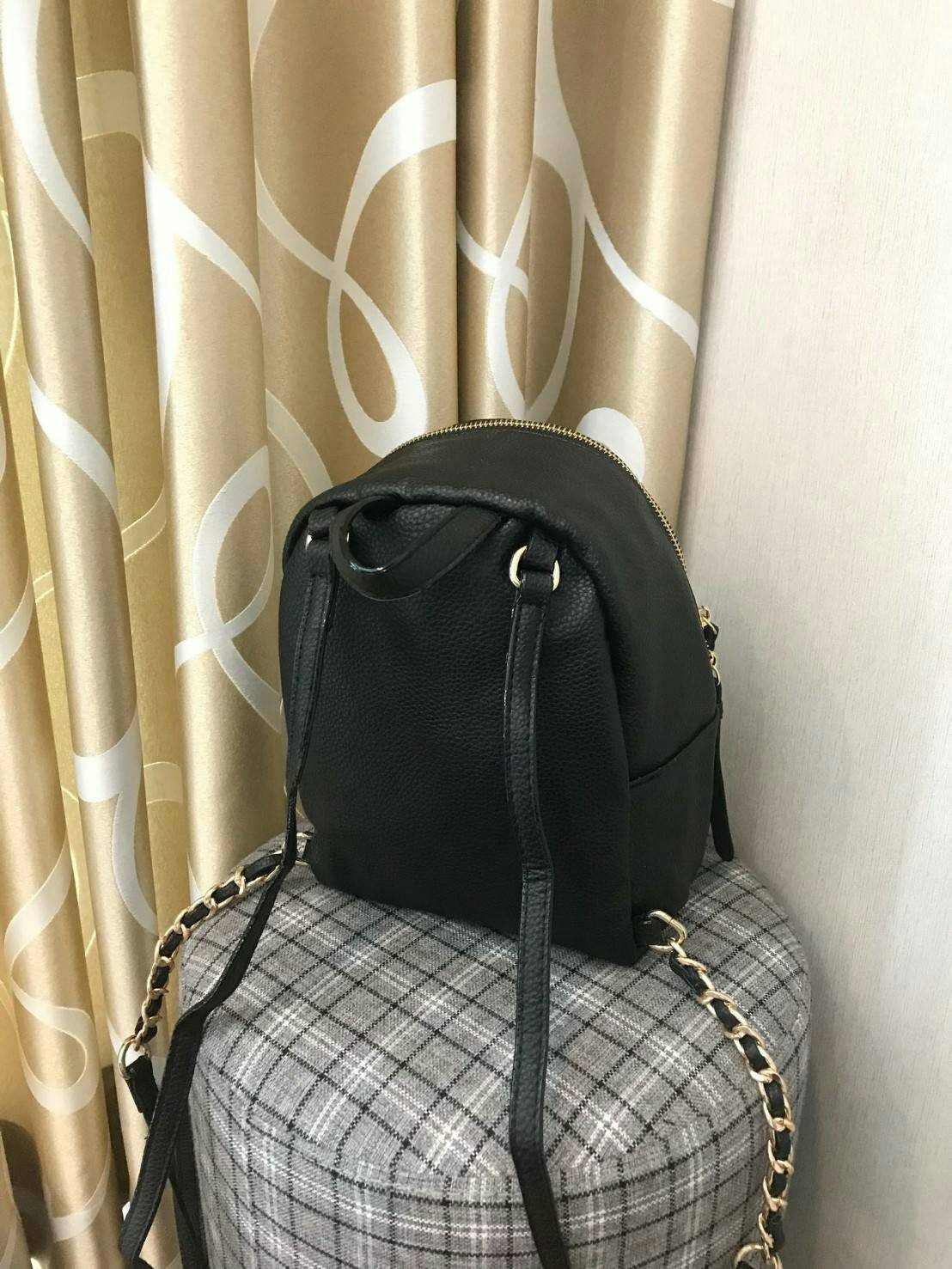Victoria’s Secret Pebbled V-Quilt Small City Backpack กระเป๋าเป้สไตล์คลาสสิค วัสดุลายหนังแกะเทียม หนังนิ่ม เปิดปิดด้วยซิปคู่ ภายในบุผ้าสกรีนโลโก้ ใส่มินิไอแพค กระเป๋าสตางค์ยาวได้ สายสะพายโซ่ต่อหนังปรับระดับได้ ด้านหน้ามีช่องซิปร้อยหนังเส้นยาวดูมีดีเทล สะพ