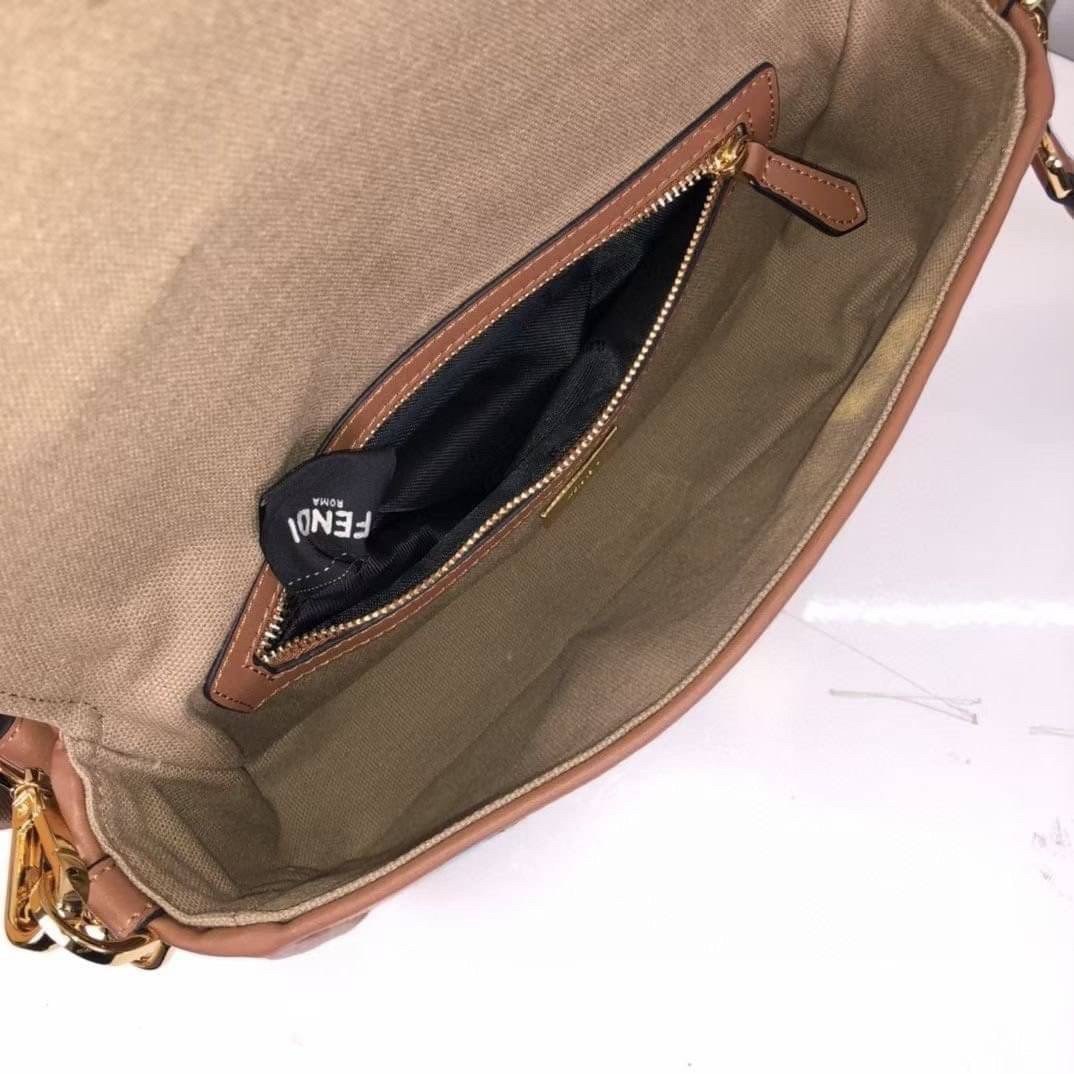 หนังแท้ Fendi Baguette Multicolour bag in canvas with FF monogram medium กระเป๋าสะพายอันเป็นเอกลักษณ์ งานหนังแท้พร้อมทอลายนูน FF ที่มีการปักแบบทูโทน ตัดแต่งด้วยหนังและประดับด้วยตัวล็อค FF มาพร้อมสาย 2 แบบ สำหรับคล้องแขน และสายครอสบอดี้สีทูโทน ภายในเป็นช่อ