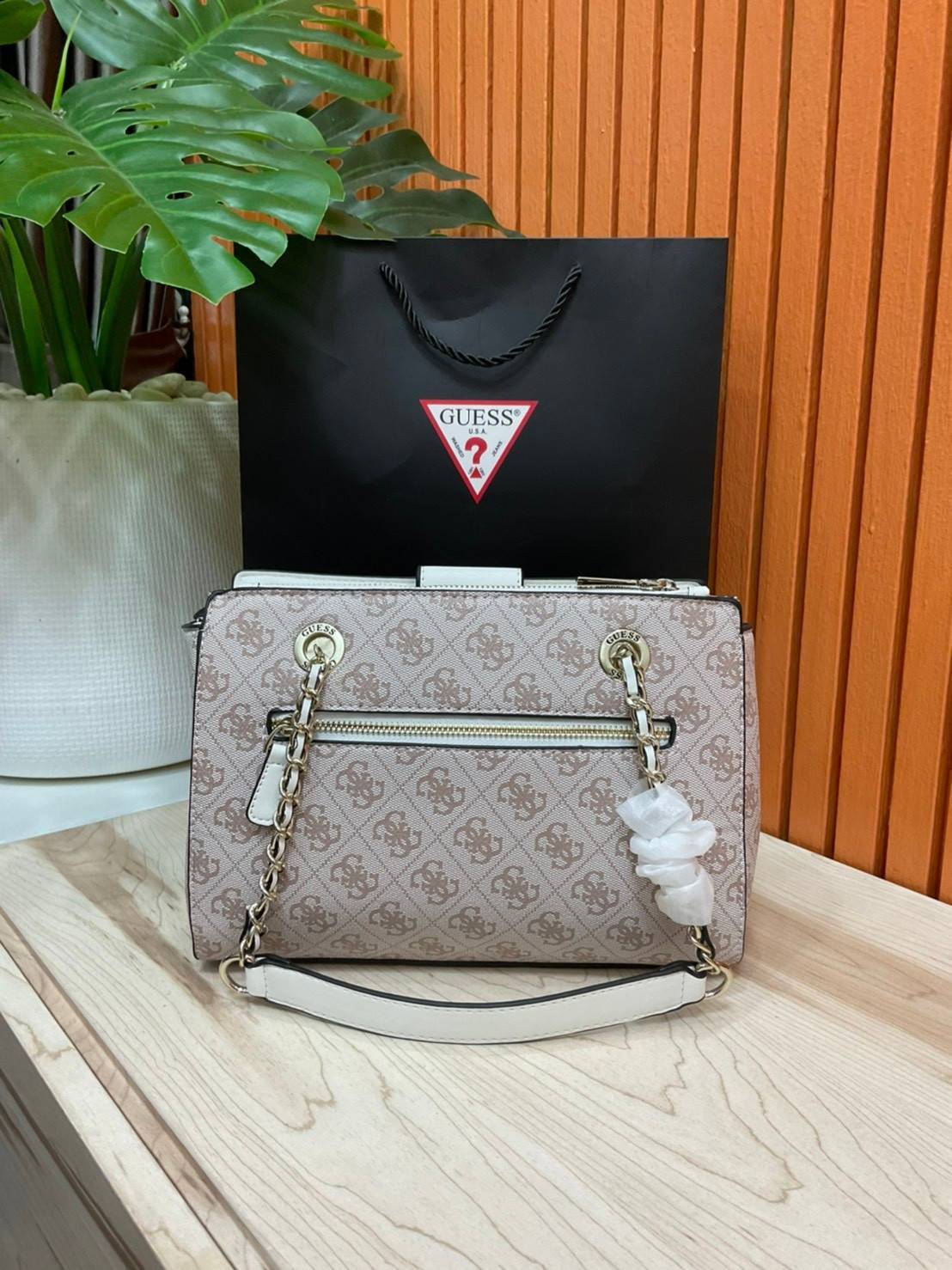 กระเป๋าสะพายไหล่ Guess Logo City Small Society Satchel กระเป๋าสะพายไหล่ ขนาดกำลังดี วัสดุ pu สวยอยู่ทรง มาพร้อมพวงกุญแจน่ารักๆ ถอดออกได้ ด้านหน้าประดับโลโก้แบรนด์ เปิดปิดด้วยซิป มี 2 ช่องหลักใช้งาน ภายในช่องซิปหน้าแยกเป็นสัดส่วนการใช้งาน ซิปช่อง 2 โล่งกว้