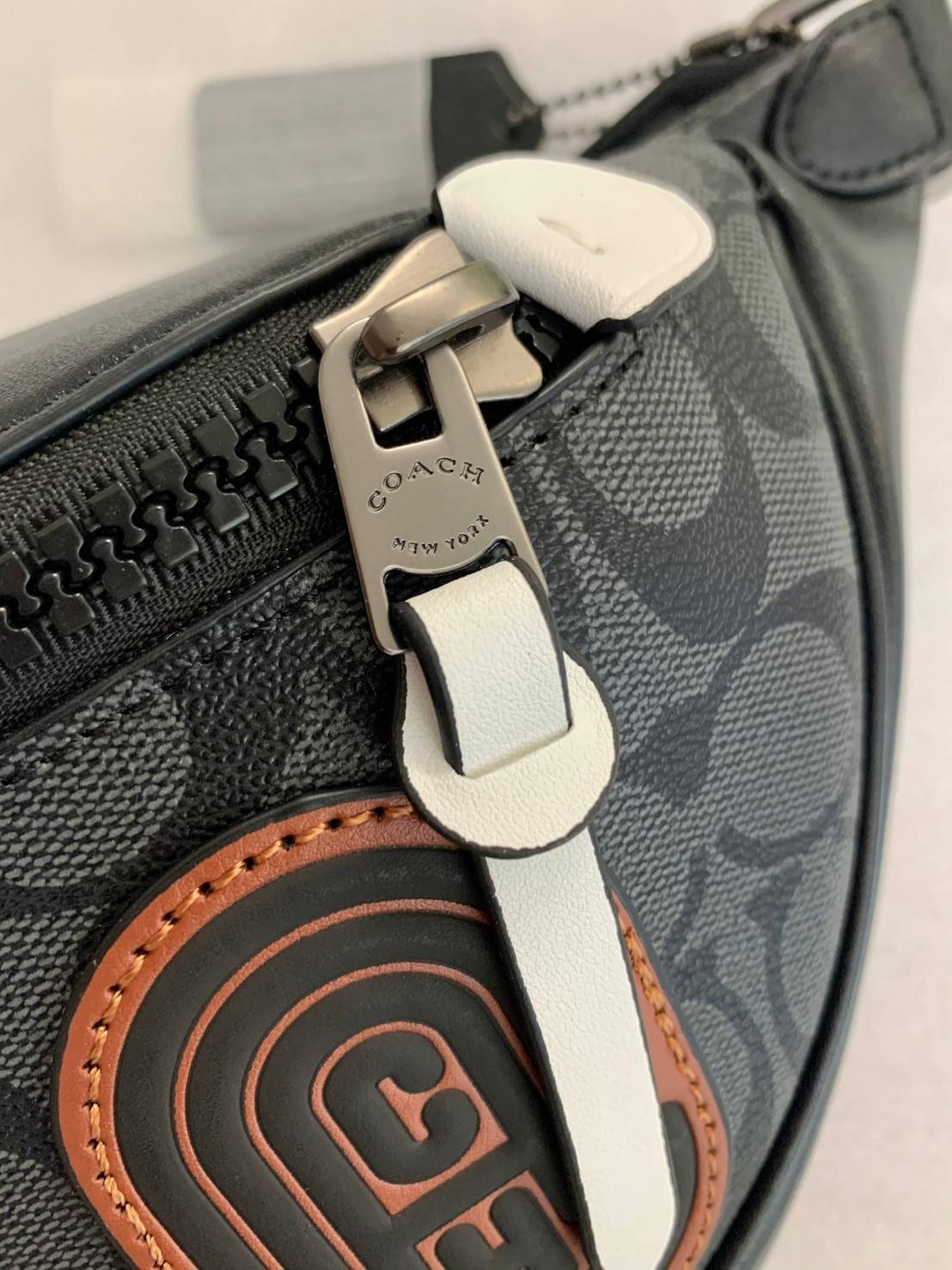 รุ่นที่หนุ่มๆต้องมีติดตัวค่ะ Coach Belt Bag ใบใหญ่คะ! ((79037)) กระเป๋าคาดอกด้านหน้า//คาดไปทางด้านหลัง//หรือคาดเอวได้ ตามแต่ความถนัดได้เลยนะคะ หนังแท้ นิ่มสวย มีช่องซิปหลักให้2ช่องใส่ของสำคัญได้ครบเลยนะคะ ใบใหญ่ใส่จุค่ะ! สายคาดเลื่อนปรับแบบฟรีไซด์ค่ะ 