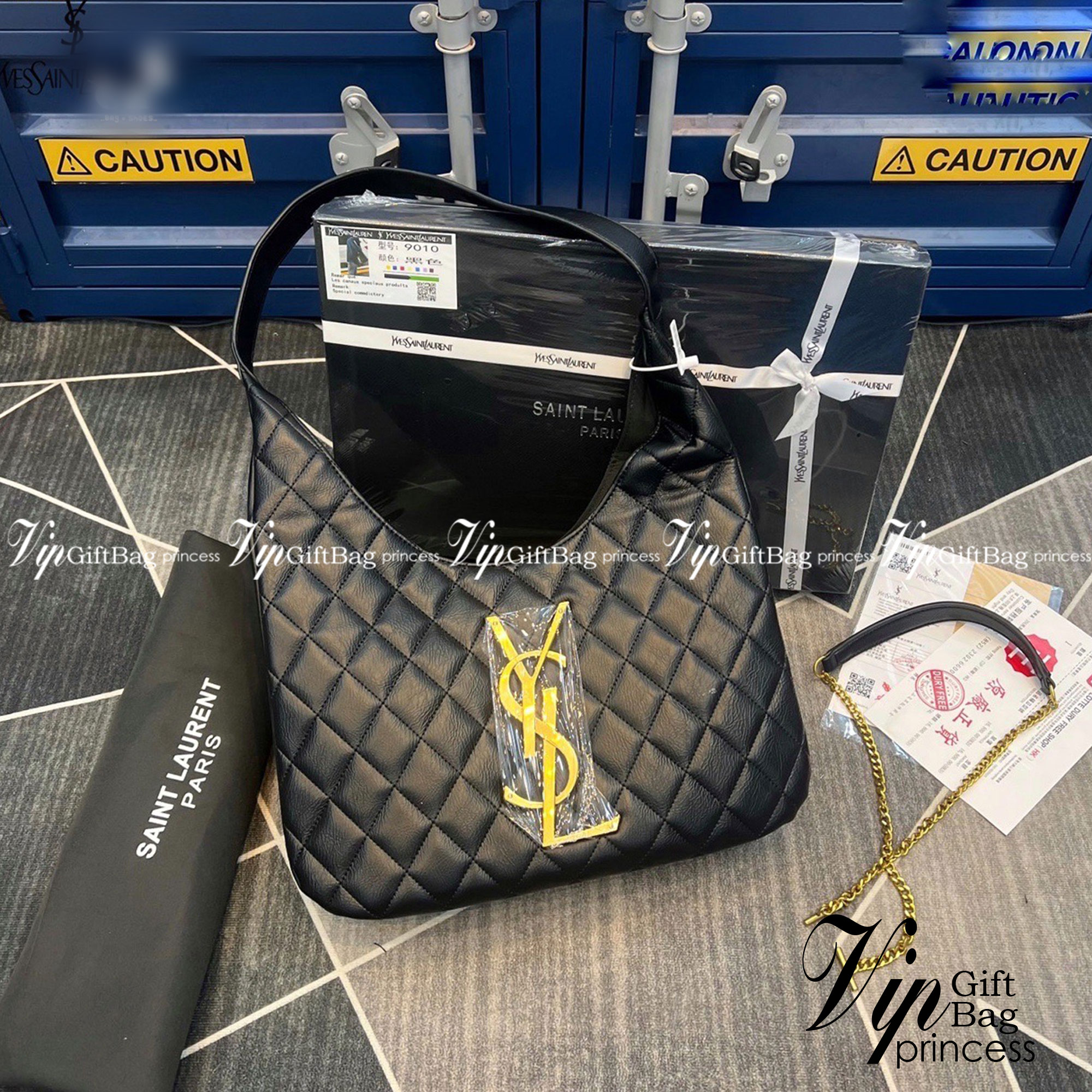 YSL maxi shopping bag in quilted lambskin / YSL tote bag กระเป๋าสะพาย YSL ทรงชอปปิ้งมาใหม่ หน้าติดโลโก้แบรนด์สีทอง ใช้งานง่าย จุของได้เยอะเลยค่ะ สาวๆนักช็อปห้ามพลาดน้า งานหนังซอร์ฟสวย ภาพสินค้าถ่ายจากงานขายจริง ใช้งานต่างประเทศได้