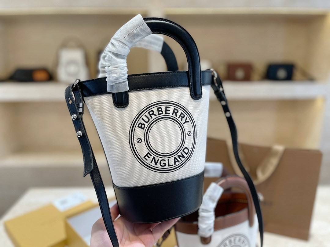 BURBERRY MINI CANVAS CROSSBODY BAG *งานหรูมาก 👑👑 สินค้าพรีเมียมกิ้ฟท์เคาเตอร์น้ำหอมต่างประเทศ กระเป๋าทรง CROSSBODY ใบขนาดกำลังดี *ผ้าแคนวาสคาดหนังวัวแท้ อะไหล่ทอง ปักโลโก้แบรนด์ด้านหน้า ด้านในเปิดปิดด้วยกระดุมคาด สามารถใส่กระเป๋าสตางค์สั้น