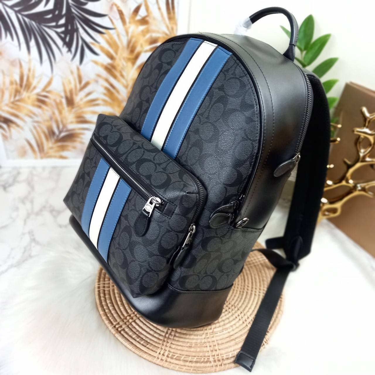 COACH WEST BACKPACK IN SIGNATURE CANVAS WITH VARSITY STRIPE (COACH 3001)😎กระเป๋าเป้ กระเป๋าสะพาย รุ่นหายาก ที่มีมาไม่บ่อย// วัสดุแคนวาส ผสมหนังแท้ หนังนิ่ม ทรงสวย จุของได้เยอะ ลาย SIGNATURE โดดเด่น ดูดีม๊าก!!// มีช่องหลัก แยกเป็น 2 ช่อง สามารถแยกเ