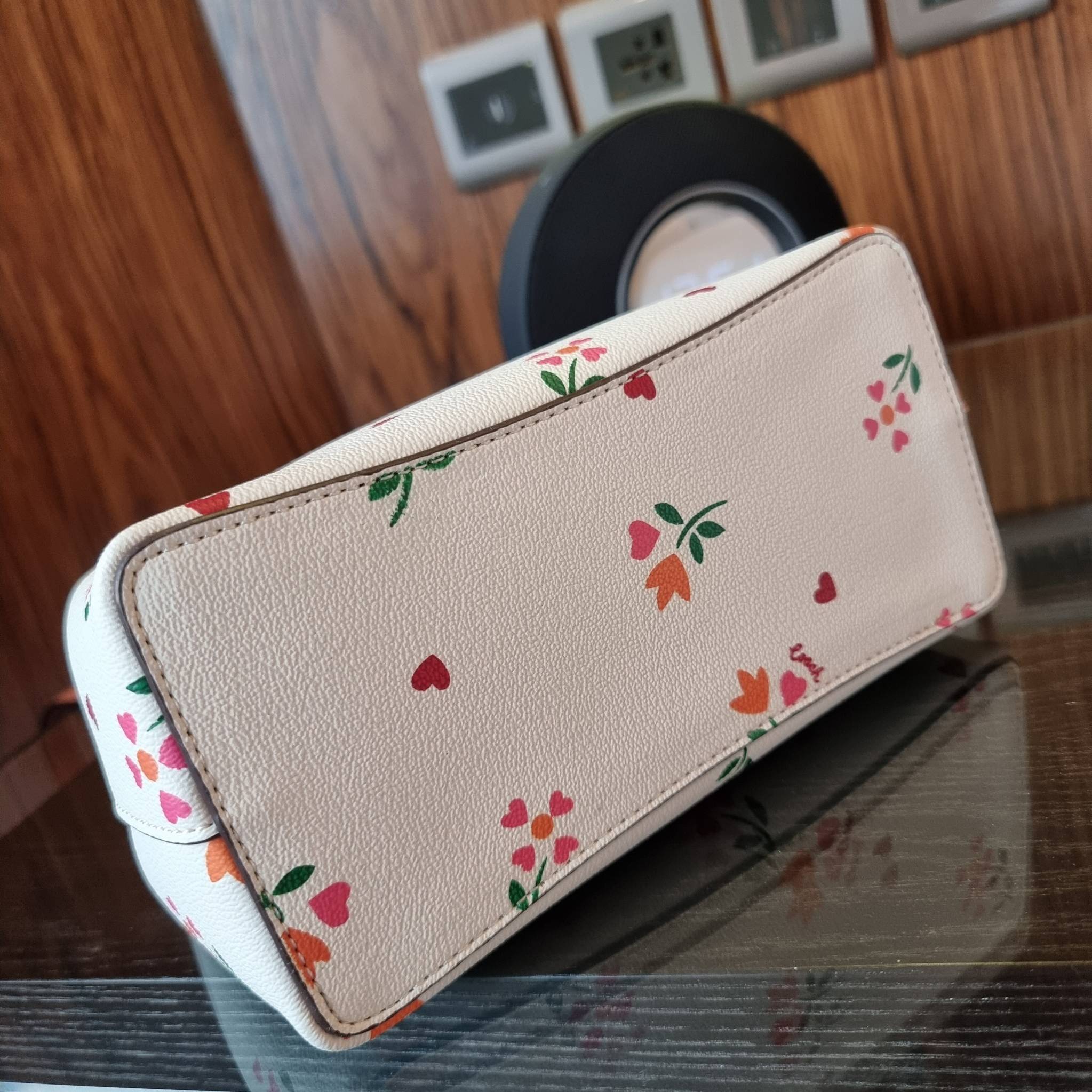 COACH C7976 SMALL TOWN BUCKET BAG WITH HEART PETAL PRINT 💕💜💕💝 คอลเลคชั่นใหม่ล่าสุด ที่พร้อมให้สาวๆได้สวยในเทศกาลแห่งความรัก กระเป๋าทรงบัคเก็ตไซส์เล็ก ดีไซน์ลวดลายสุดคิ้วท์ ช่อดอกไม้หัวใจ เห็นแล้วต้องปิ๊ง!! วัสดุหนัง pepble 