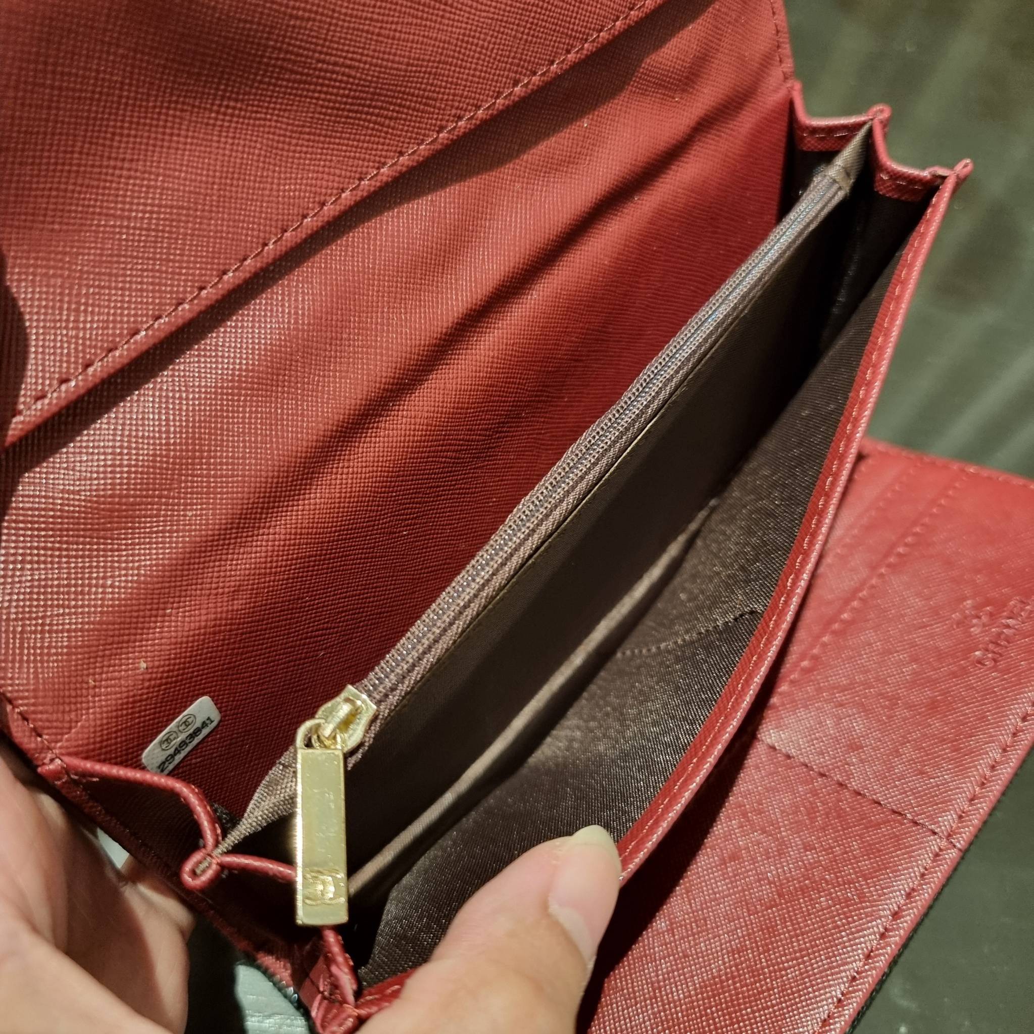 VIP 】กระเป๋าสตางค์ใบยาวรุ่นฝาพับที่ถามหากันมากที่สุด!! สวยรับทรัพย์จาก Chanel วัสดุหนังลายคาร์เวีย ลุคผู้ดีที่สุด เปิด-ปิดด้วยกระดุมแม่เหล็ก ภายในกระเป๋ามีช่องใส่บัตรได้เยอะ ใส่ธนบัตร ใส่เหรียญได้ มีช่องซิปแยกอีกหนึ่งช่อง ดีไซน์เรียบหรูดูคลาสสิค!! สาวๆห้า