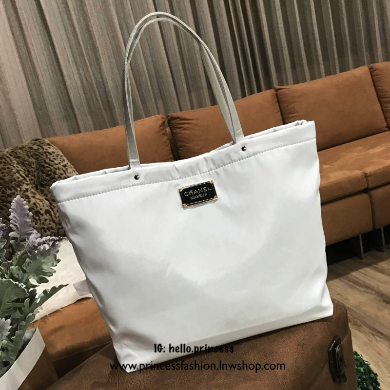 Chanel Large Tote Bag ViP Gift With Purchase (GWP) New in! กระเป๋าสะพายทรง shopping bag ใบใหญ่ VIP. gift ของแท้! จาก Chanel Cosmetic Counter วัสดุ Cotton & Nylon & Polyester เนื้อนิ่มลายตาราง ด้านหน้าปักโลโก้แบรนด์ เปิดปิดด้วยแถบแม่เหล็ก ซ่อนที่ปากกระเป๋า