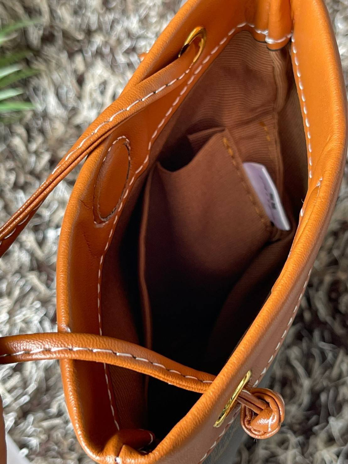 Celine Triomphe Pouch Crossbody Bag / Celine Phone Bag ในวันที่ต้องการความคล่องตัว เราสามารถหยิบกระเป๋าใส่โทรศัพท์ประเภทนี้เพื่อใส่เพียงแค่โทรศัพท์ เงิน และของสำคัญชิ้นเล็ก ๆ ได้เลย โดยไม่ต้องพกกระเป๋าใบใหญ่ ๆ ไปให้เกะกะ แถมยังดูเป็นแฟชั่นที่ทันสมัยอีกด้ว