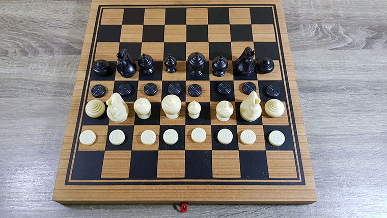 ชุดหมากรุกไทยตัวพลาสติกกระดานไม้พับช่องถมดำ