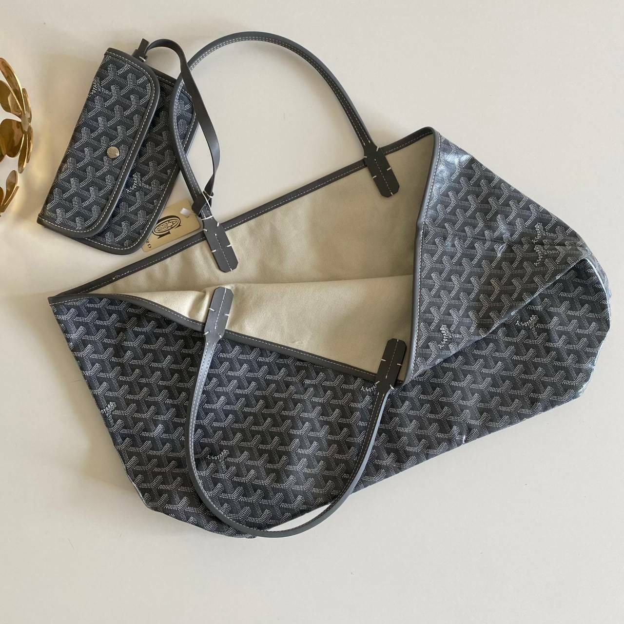 VIP 】หนังแท้ GOYARD SAINT LOUIS GM TOTE BAG กระเป๋าทรง SHOPPING ขนาดใหญ่กำลังดี สวยหรูคลาสสิคไม่มีเอ้าท์ มีใบลูกน่ารักพร้อมสายคล้องกระเป๋า งานตามหาเลยค่า ล็อทนี้หนังดีสวยมาก พิมพ์ลายคมชัด มากี่รอบๆก็หมด ใช้งานได้ทนๆ ลุยๆ เลยค่าา ภายในโล่งกว้าง ใส่สัมภาระไ