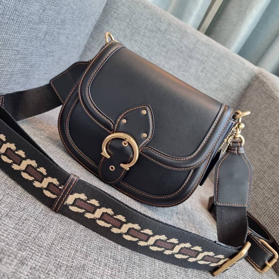 COACH C0749 BEAT SADDLE BAG The best item! ที่สาวๆรอคอย! ฮอตไฟลุก! สีหายาก ละมุนคุณหนู คอลเลคชั่นใหม่ ดีไซน์หรูหรา พิเศษมากๆมาพร้อมสายสะพาย 2 เส้น ใช้คู่กันหรือแยกสะพายก็สวยครบสูตร กระเป๋าสะพายทรง saddle คลาสสิค วัสดุหนัง glove-tanned ทนทาน เปิด-ปิดด้วยกร