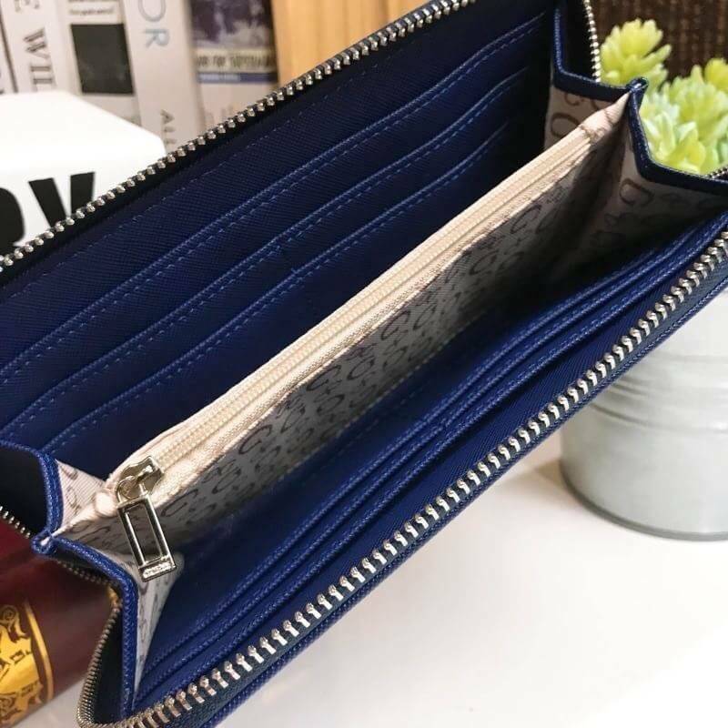 GUESS FACTORY LONG WALLET กระเป๋าสตางค์ใบยาวซิปรอบหนัง Saffiano สวยอยู่ทรงสไตล์ PRADA ด้านหน้ามีโลโก้แบรนด์สวยน่าใช้ เปิดปิดด้วยซิปรอบหัวซิปแบรนด์ ภายในมีช่องซิป ช่องใส่ธนบัตรและช่องใส่บัตรหลายช่อง สวยน่าใช้ทุกสี ภาพถ่ายจากสินค้าจริงพร้อมส่งที่ไทยราคาดีห้
