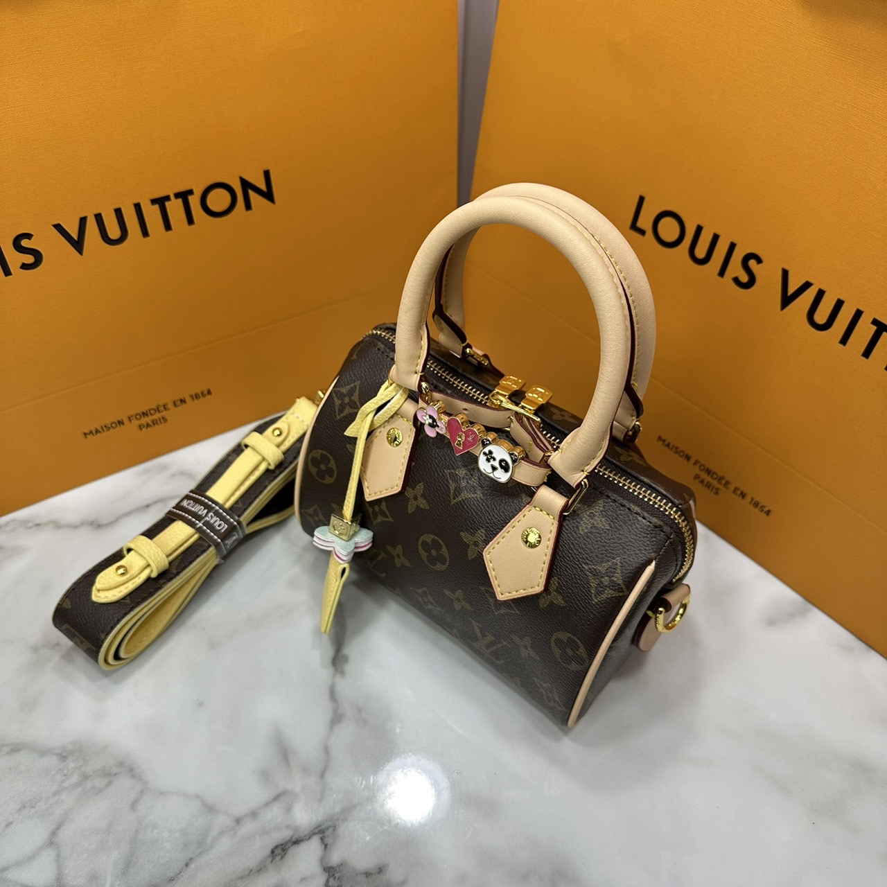 LV Speedy Bandoulière 7" Bicolor Monogram Bag / LV Keepall Bag น้องกระเป๋าทรงหมอนไซส์มินิน่ารัก ดีไซน์น่าใช้มากๆ โทนสีใหม่สวยคลาสสิค รูปทรงโดดเด่น ภายในเป็นช่องกว้าง มาพร้อมสายสะพาย ใบจริงสวยเกินเบอร์!! ไม่ผิดหวังจ้า