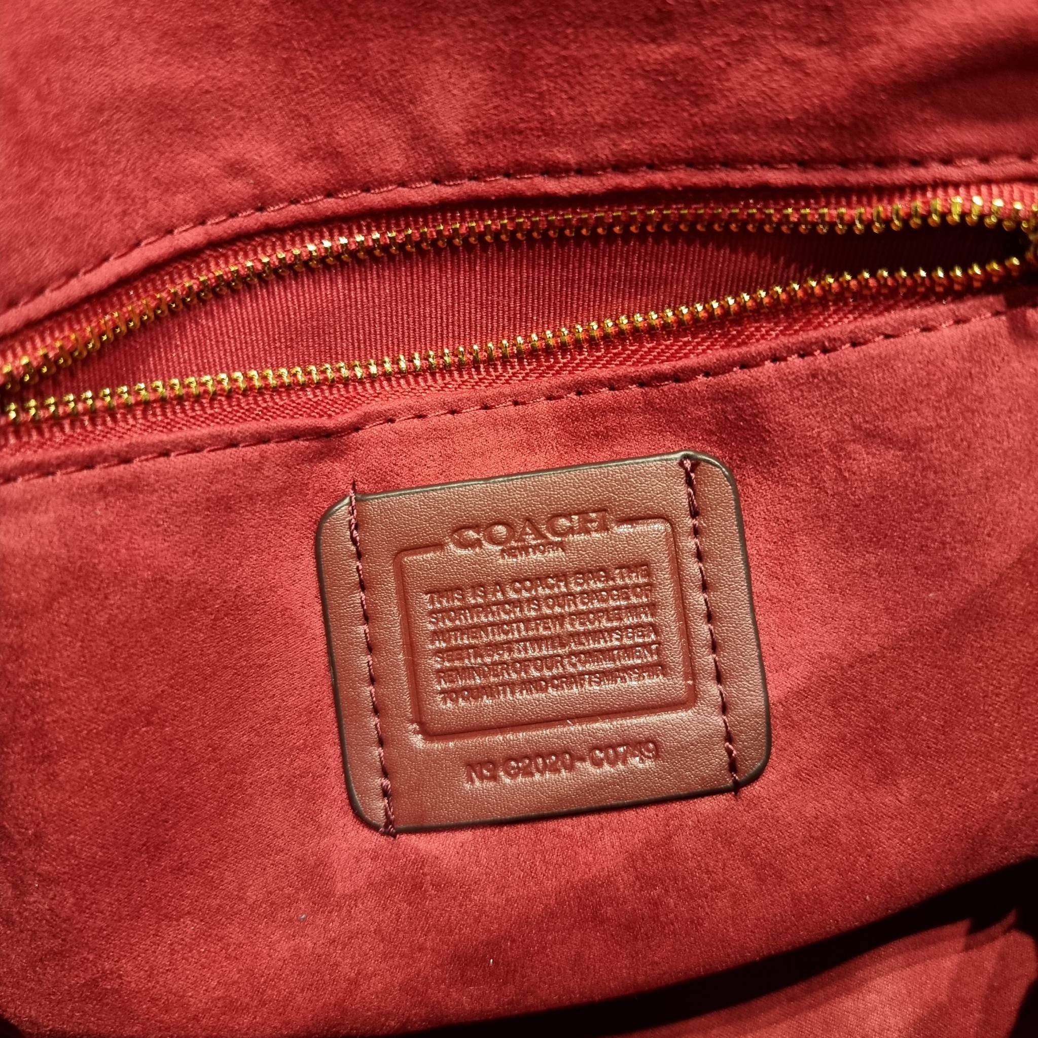 COACH C0749 BEAT SADDLE BAG The best item! ที่สาวๆรอคอย! ฮอตไฟลุก! สีหายาก ละมุนคุณหนู คอลเลคชั่นใหม่ ดีไซน์หรูหรา พิเศษมากๆมาพร้อมสายสะพาย 2 เส้น ใช้คู่กันหรือแยกสะพายก็สวยครบสูตร กระเป๋าสะพายทรง saddle คลาสสิค วัสดุหนัง glove-tanned ทนทาน เปิด-ปิดด้วยกร