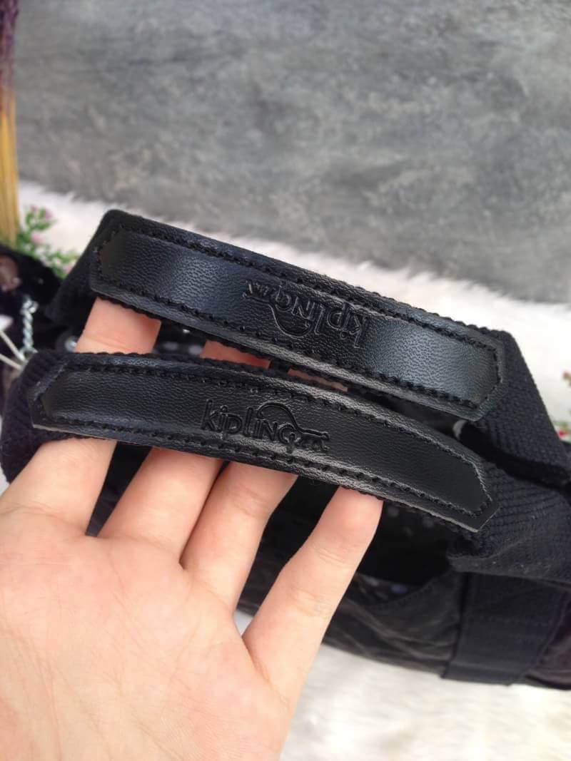 Kipling รุ่น Cicele กระเป๋าสะพายไหล่ใบใหญ่ สวยน่ารัก ตัวกระเป๋าด้านในเป็นช่องโล่งแบบปิดเปิดด้วยซิป มีช่องซิปด้านใน ด้านข้างกระเป๋า มี 2 ช่อง ปิดเปิด ด้วยเทป พร้อมที่ใส่โทรศัพท์ ปากกา และ MP 3 ในส่วนด้านใน และ ด้านข้างกระเป๋า ซ้าย-ขวา เป็นช่องขนาดเล็กสำหรั