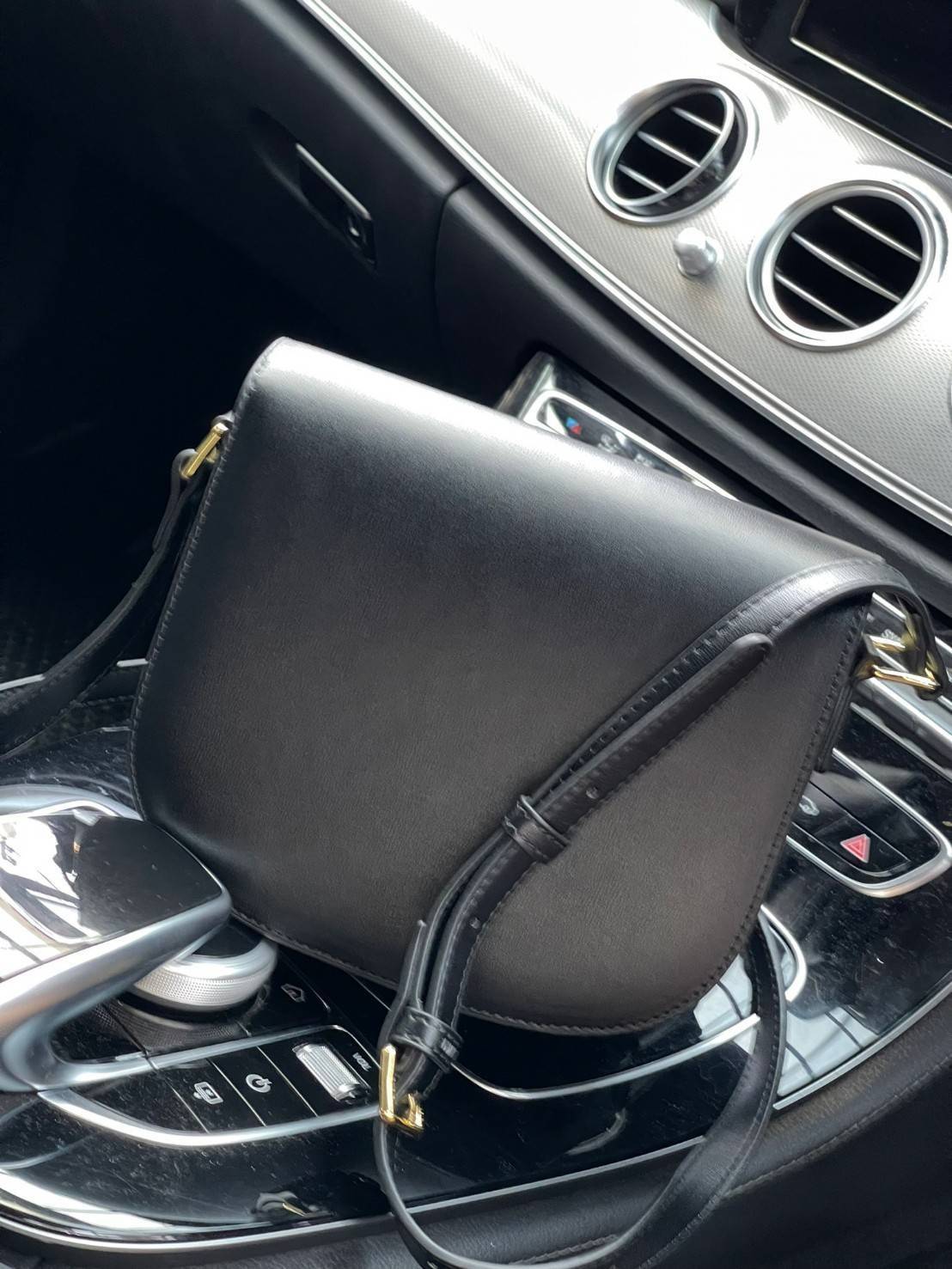 VIP 🥂 CELINE TEEN BESACE TRIOMPHE IN SHINY กระเป๋าสะพายคาดลำตัวรุ่นนี้นับว่าเป็นกระเป๋าอีกหนึ่งรุ่นในซีรีส์ Triomphe ที่ได้รับความนิยมอย่างมาก ด้วยรูปร่างทรงโค้งมนมีความคลาสสิกตามแบบฉบับของ Celine เพิ่มความหรูหราและโดดเด่นด้วยการตกแต่งด้วยโลโก้โลห