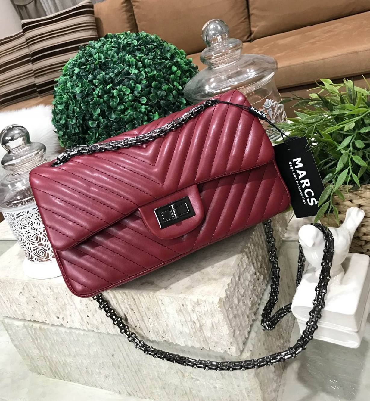 MARCS WOMAN QUILTED CHAIN SHOULD BAG New arrival! กระเป๋าสะพาย วัสดุหนังแกะสังเคราะห์ นิ่มสวย อยู่ทรง ลาย chevron สไตล์ Chanel ขนาดกำลังดี น้ำหนักเบา เปิดปิดด้วยตัวล็อคบิด พร้อมฝาปิดกระดุมแม่เหล็ก ภายในมีหลายช่อง ทั้งบริเวณด้านหน้า และฝาปิด ภายในกว้าง และ
