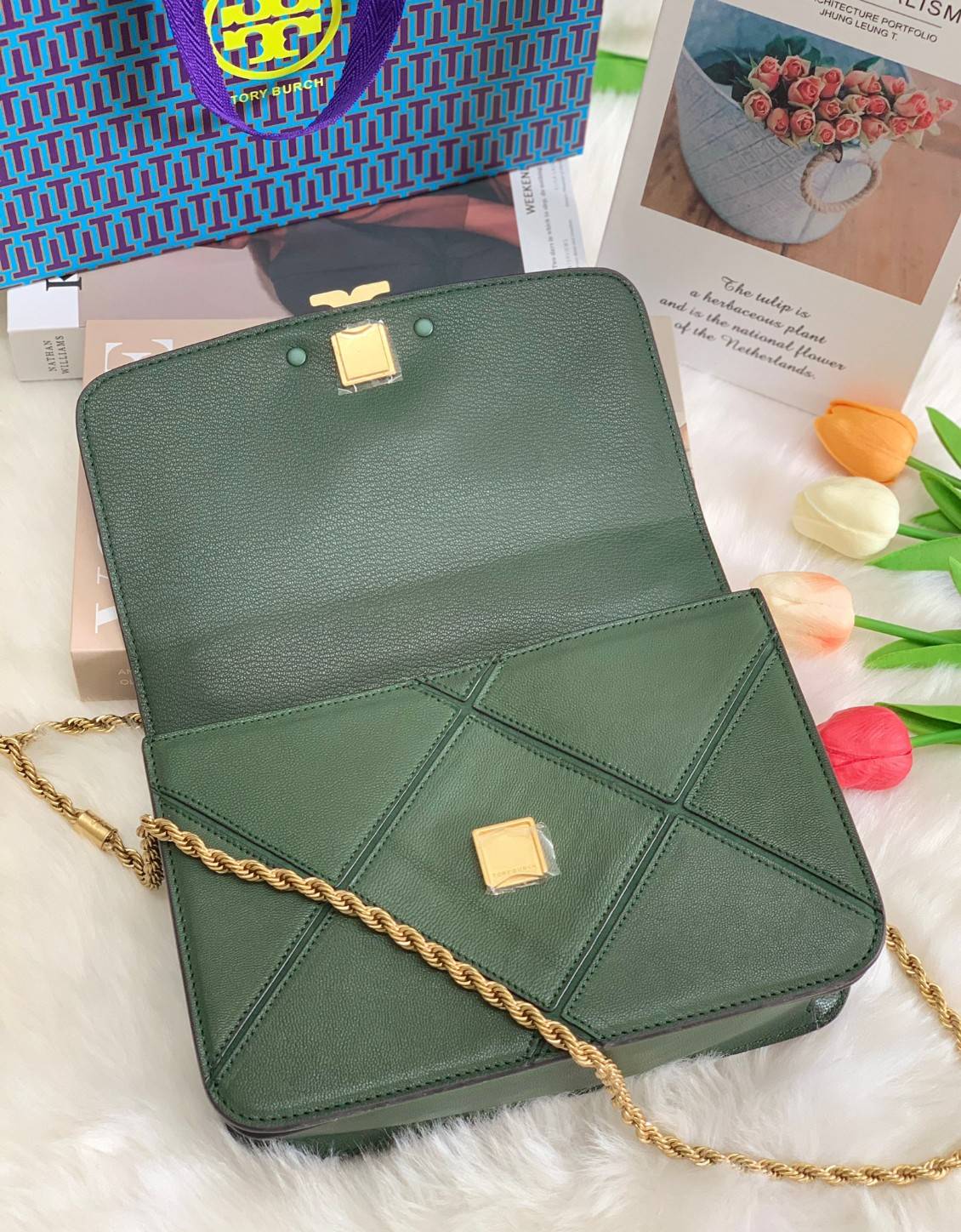 สวยจริงคุณภาพสูง ไม่จกตาค่ะ!! TORY BURCH ELEANOR QUILTED CONVERTIBLE SHOULDER BAG ((73590)) พร้อมส่งที่ไทย ใครรออยู่ห้ามพลาด จำนวนจำกัดค่ะ!! อีกรุ่นที่น่าครอบครองมากๆค่ะ😘 กระเป๋าสะพายข้างและทบสายเป็นคล้องไหล่ได้ หนังแท้ชั้นดีที่สุด ทำลายเหลี่ยมตัด