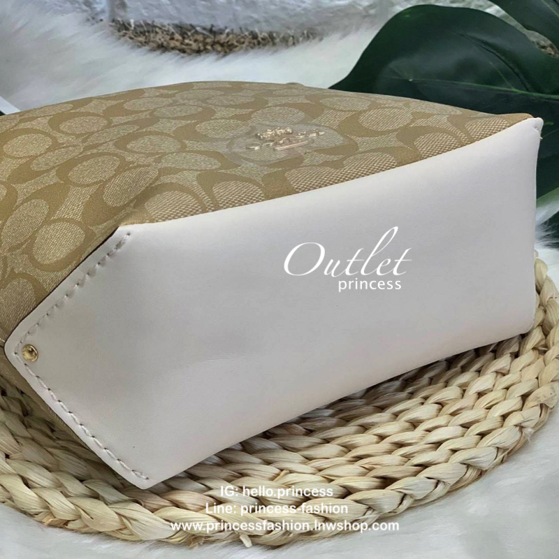 COACH MINI ABBY DUFFLE IN SIGNATURE PVC BAG กระเป๋าสะพายข้าง คล้องไหล่ได้ วัสดุ pvc นิ่มอย่างดี ใบจริงสวย เปิดปิดกระเป๋าแบบซิปภายในโล่ง กว้าง ใส่ของจุ มีช่องเล็กใส่ของจุกจิก มีสายให้ 2สาย ถอดออกได้ทั้ง2สาย เป็นอีกรุ่นที่แนะนำค่ะ Size:::26*9.5*24 cm “10.5”