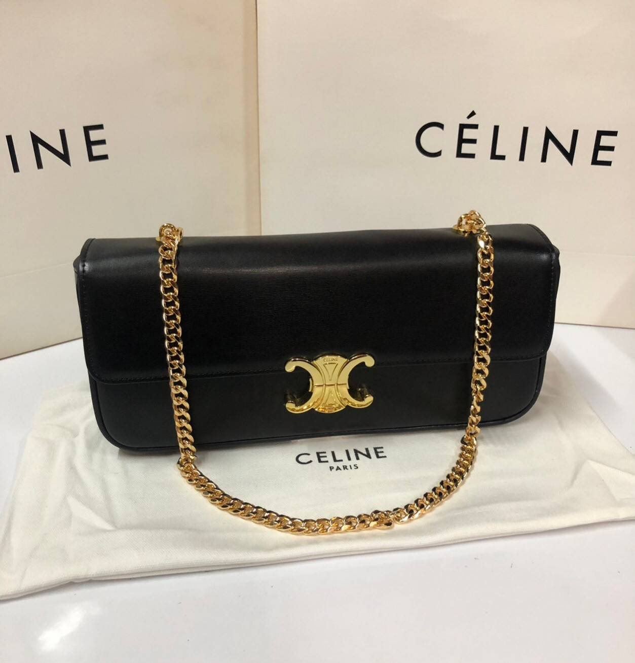 หนังแท้ CELINE CHAIN BAG TRIOMPHE IN SHINY CALFSKIN BLACK ก็ปังๆ ยาวๆ ไปเลยสิค่ะ งานหนังแท้ทั้งใบสวยหรู สวยมากกก เก๋มาก ต้องมีแล้วค่าา แบบใหม่ล่าสุด งานพึ่งเข้ามาน้อยน้าา ราคาดีไปอีก ภาพสินค้าถ่ายจากงานขายจริง ใช้งานต่างประเทศได้เลยค่าา