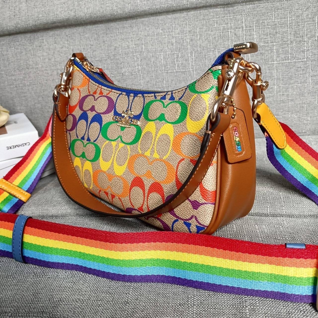 พร้อมส่งครบสี สวยทุกสีเลยค่า😘 ((CA173//CA209//CA548)) COACH TERI SHOULDER BAG 🔹กระเป๋าทรงพอช ในรูปแบบหนังแท้ หนังนิ่มสวยมากค่ะ