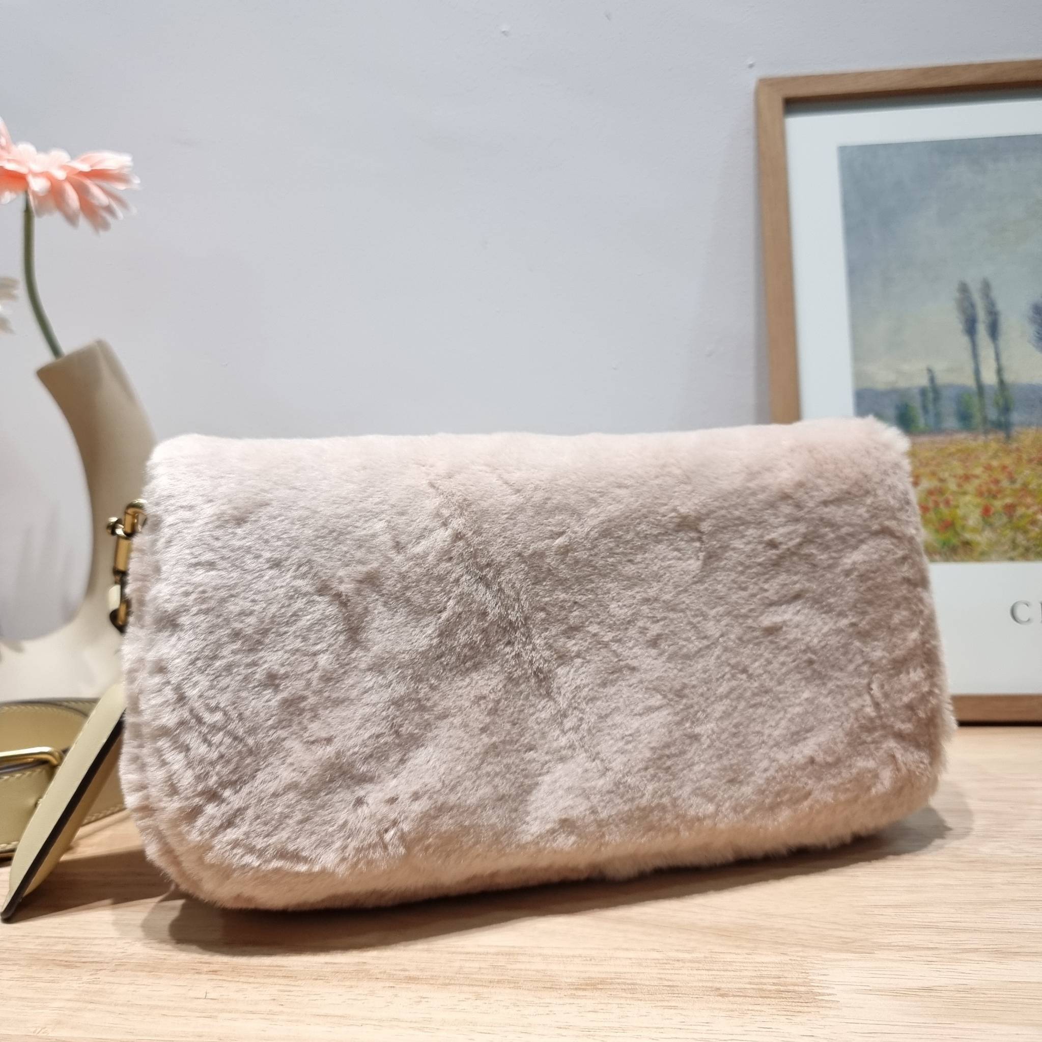 Coach pillow tabby shoulder bag 26 in shearling / COACH LEATHER COVERED C CLOSURE CC445 ใหม่ล่าสุดต้อนรับฤดูหนาว กับคอลเลคชั่นคุณหนู กระเป๋าสะพายไหล่ ดีไซน์วินเทจย้อนยุคตกแต่งขนรอบใบนุ่มฟู สวยลูกคุณมาก!! เปิด-ปิดด้วยกระดุมแม่เหล็ก รับรองแน่นหนา ภายในเป็นช