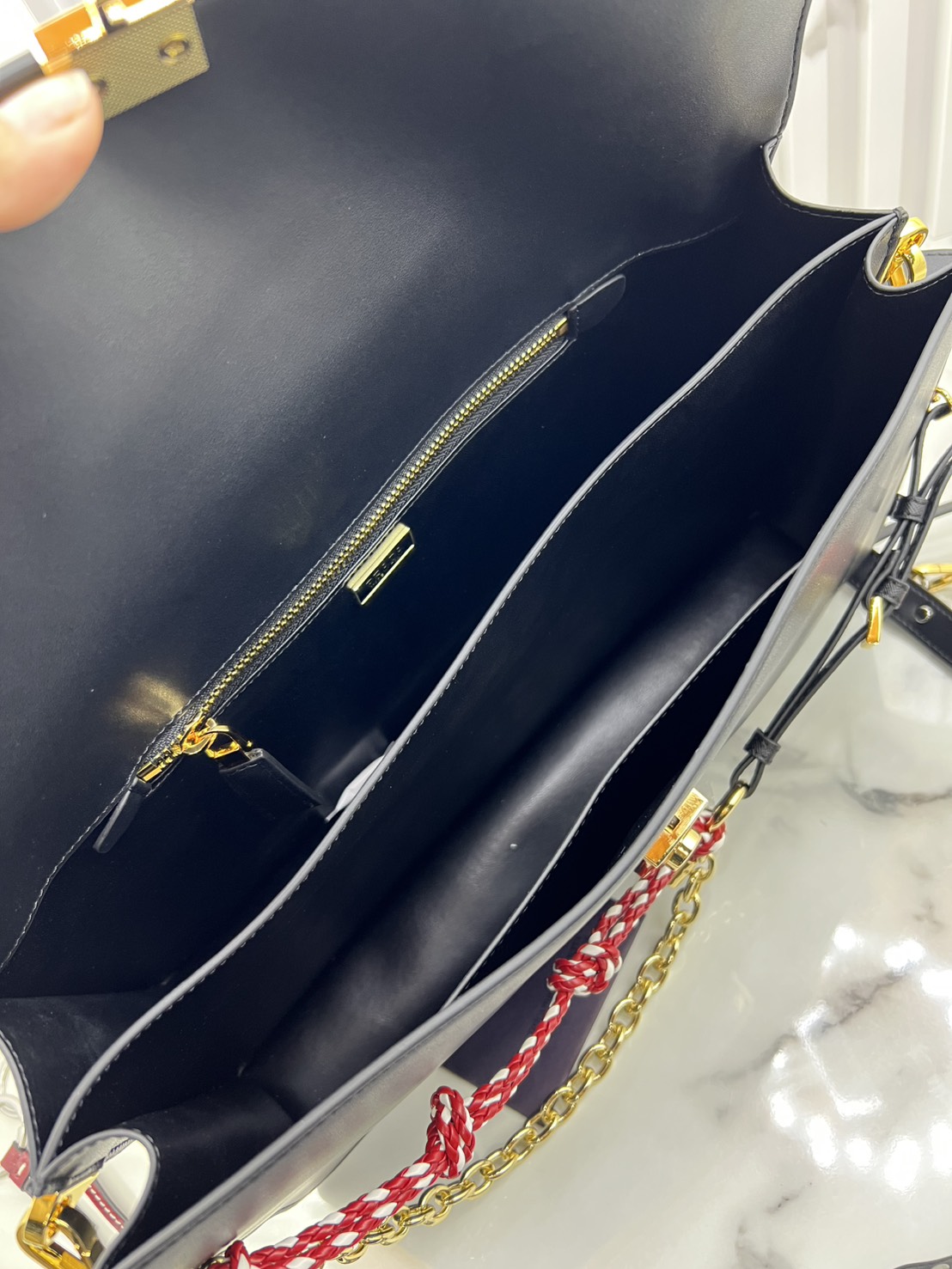 ORI หนังแท้ | 35cm Prada Soft Sound large leather shoulder bag with charms กระเป๋าสะพายทรงกล่องใบใหญ่ รุ่นใหม่ล่าสุด มาแรงแบบเกินต้าน ด้วยดีไซน์เรียบ แต่มีกิมมิคเท่ห์ๆ ที่สายและพวงห้อยหลากสีสุดคิวท์